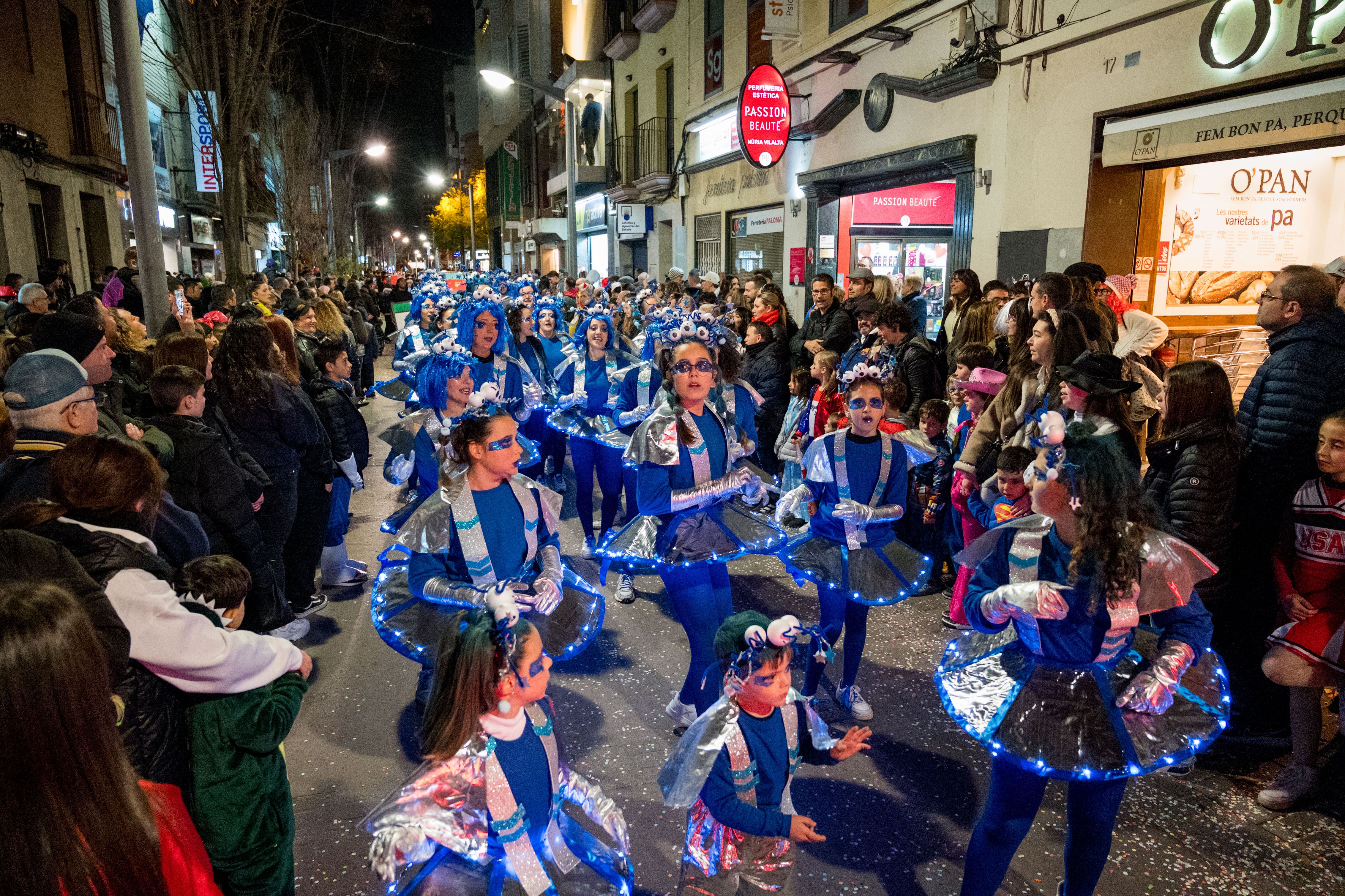 A la cercavila han participat diverses comparses encapçalades pel Rei Carnestoltes i la Reina Encarna. Foto: Carmelo Jiménez