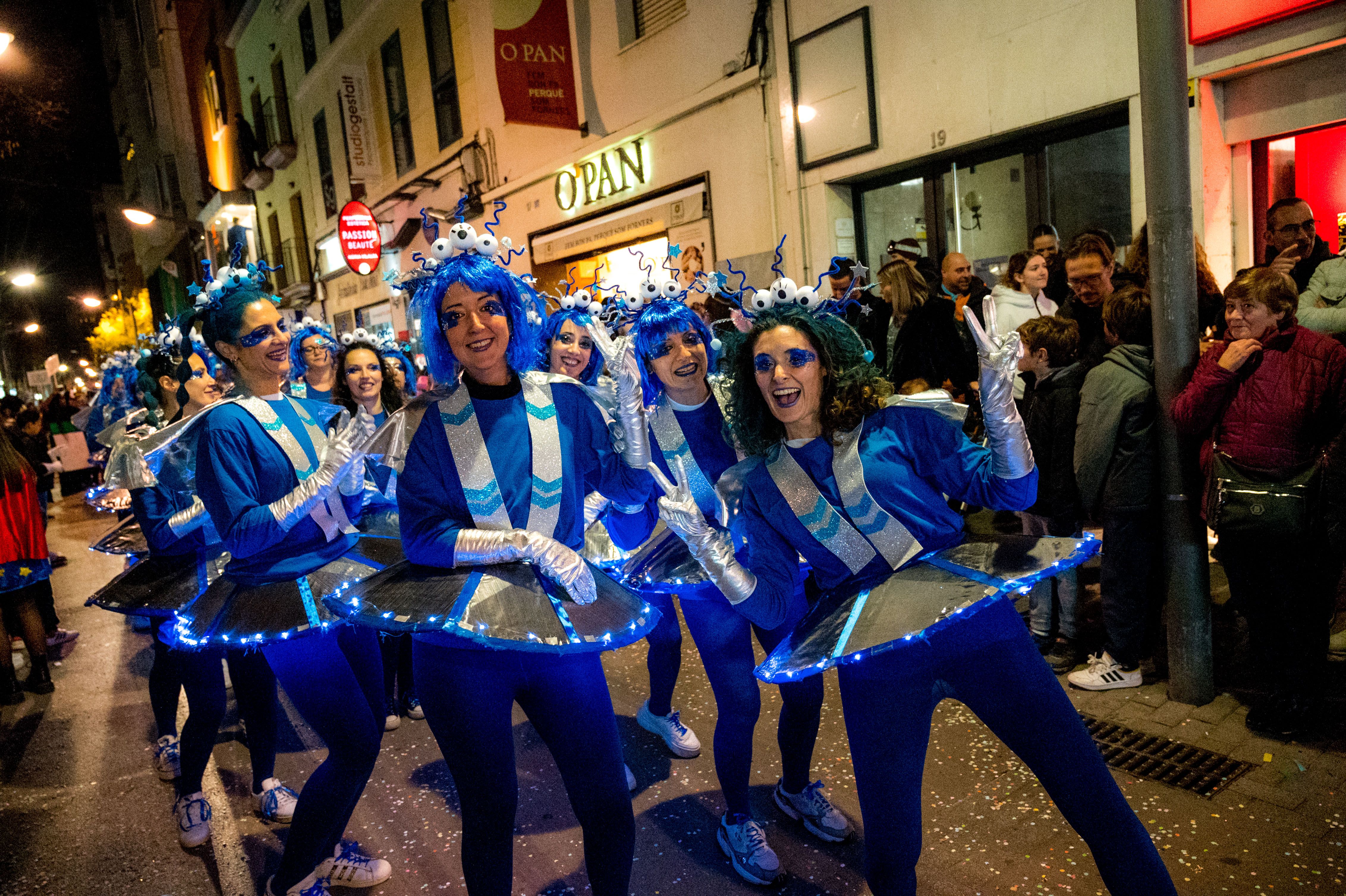 A la cercavila han participat diverses comparses encapçalades pel Rei Carnestoltes i la Reina Encarna. Foto: Carmelo Jiménez