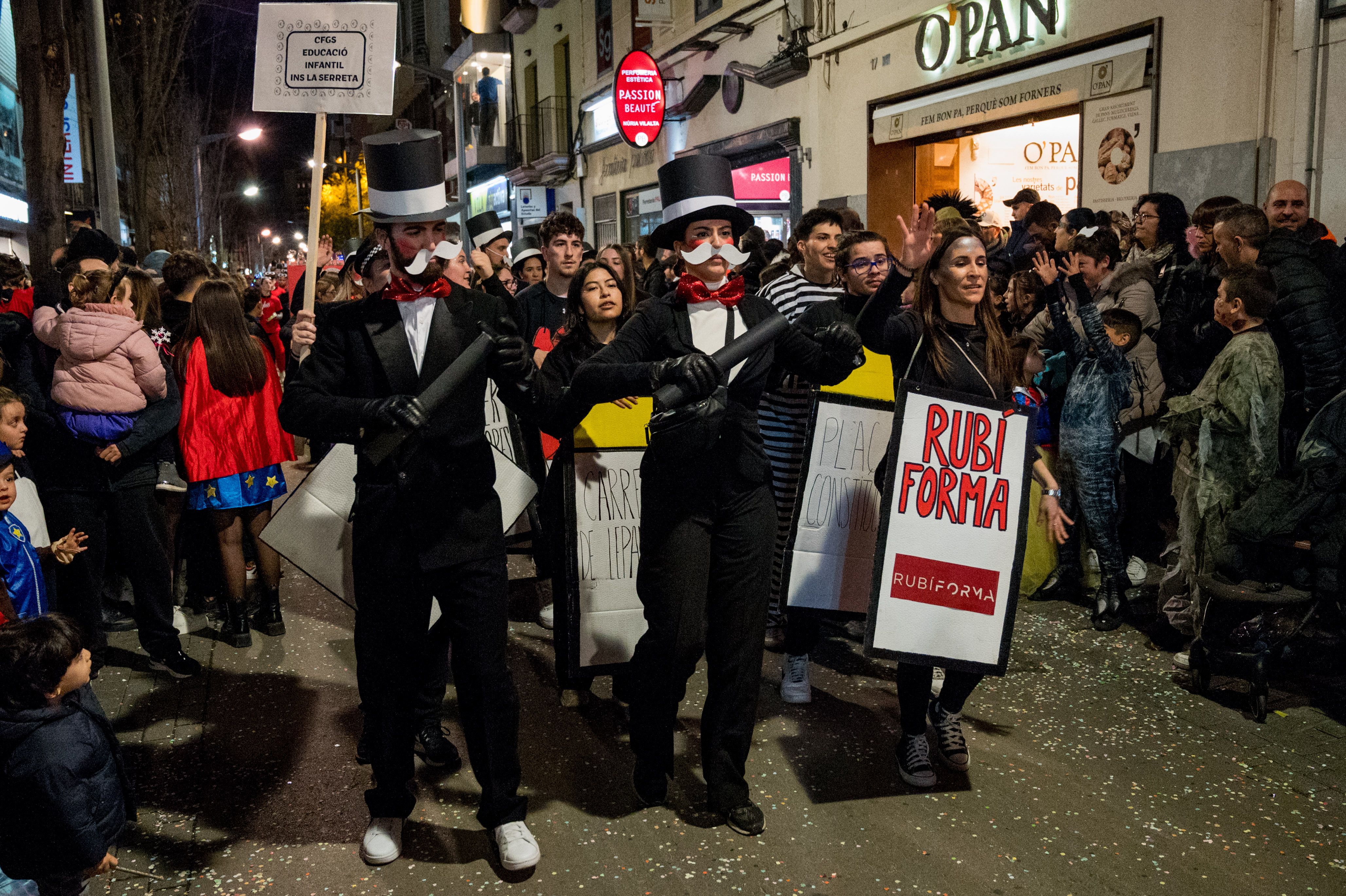 A la cercavila han participat diverses comparses encapçalades pel Rei Carnestoltes i la Reina Encarna. Foto: Carmelo Jiménez