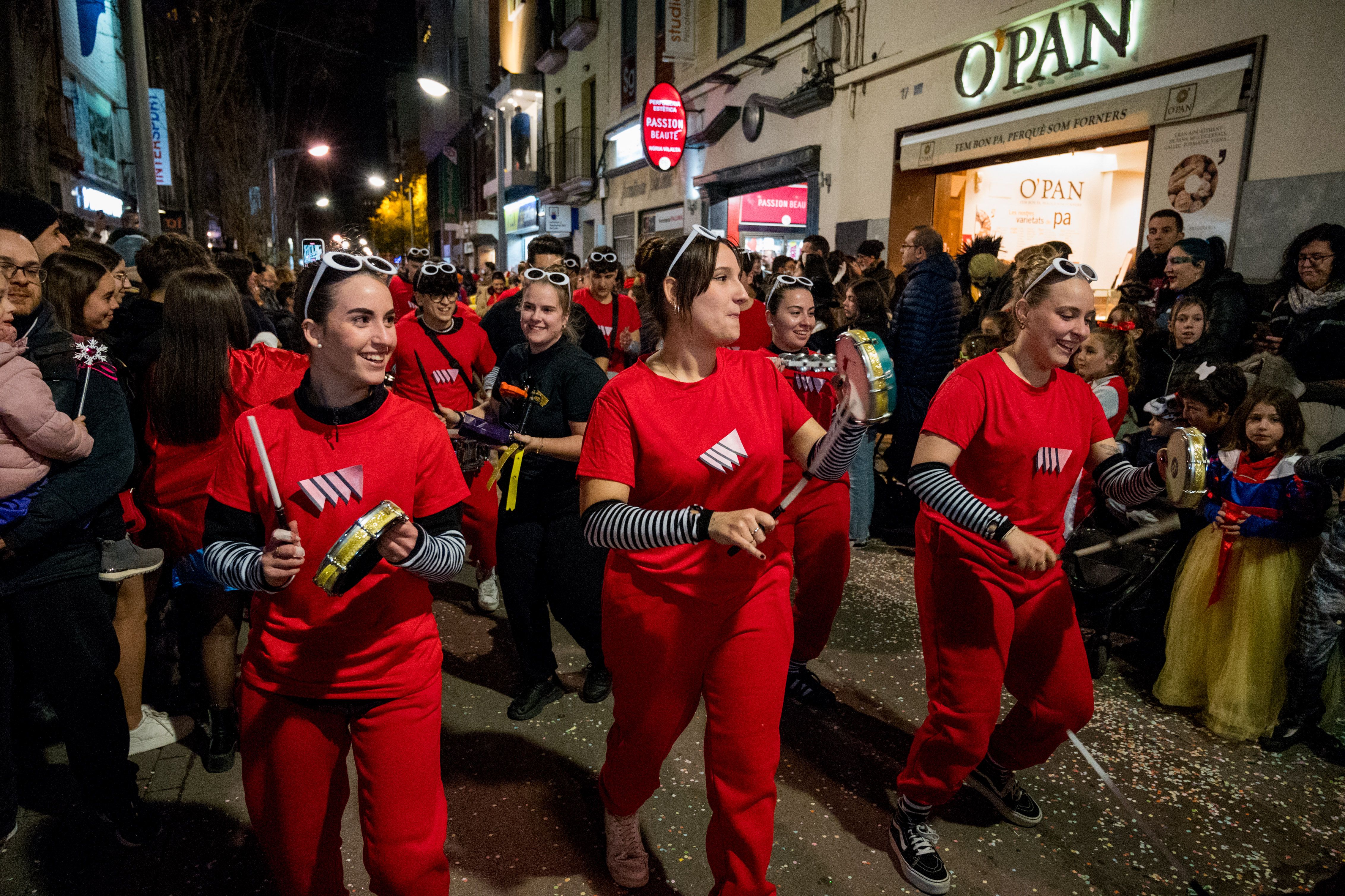 A la cercavila han participat diverses comparses encapçalades pel Rei Carnestoltes i la Reina Encarna. Foto: Carmelo Jiménez