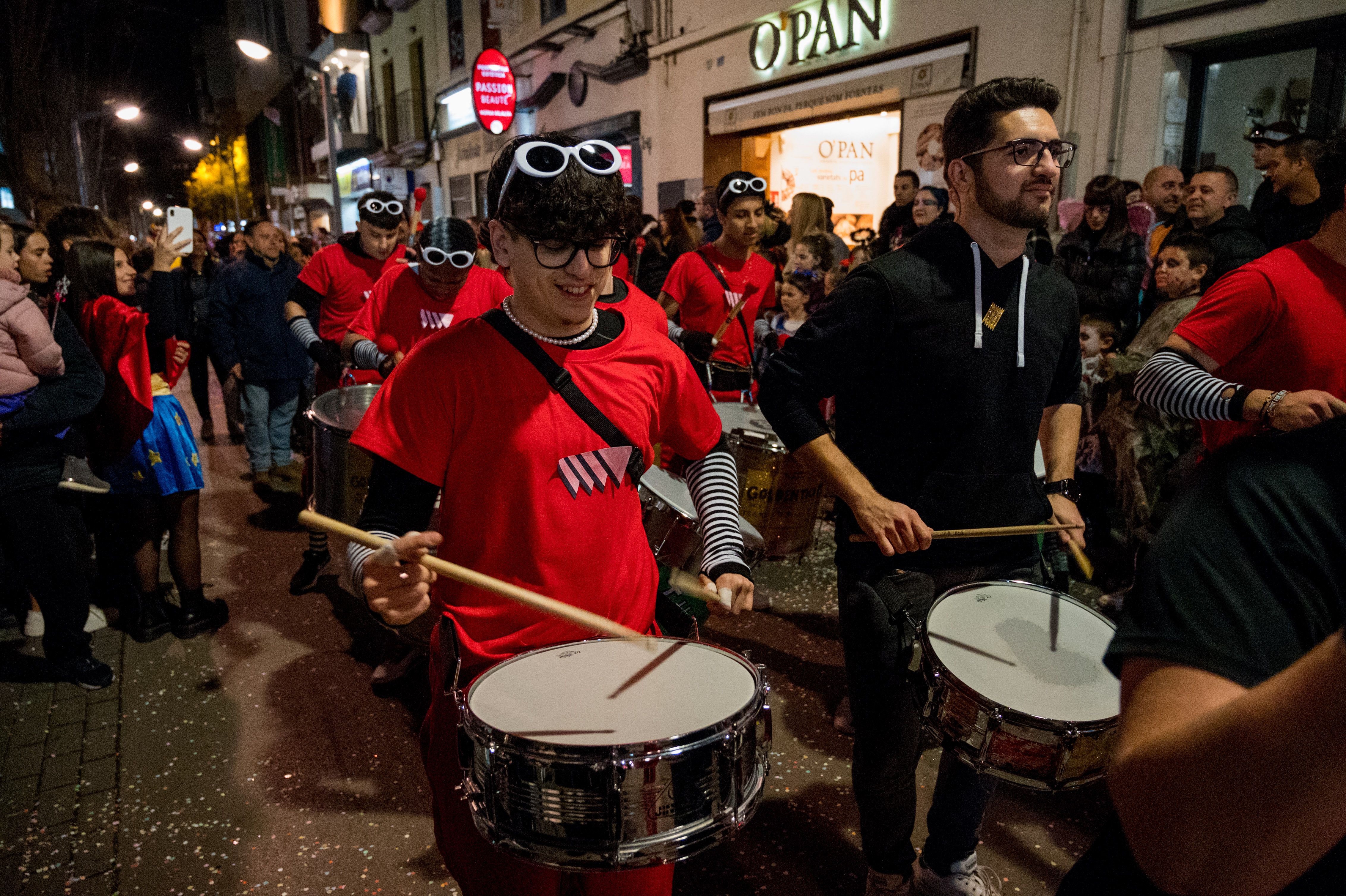 A la cercavila han participat diverses comparses encapçalades pel Rei Carnestoltes i la Reina Encarna. Foto: Carmelo Jiménez