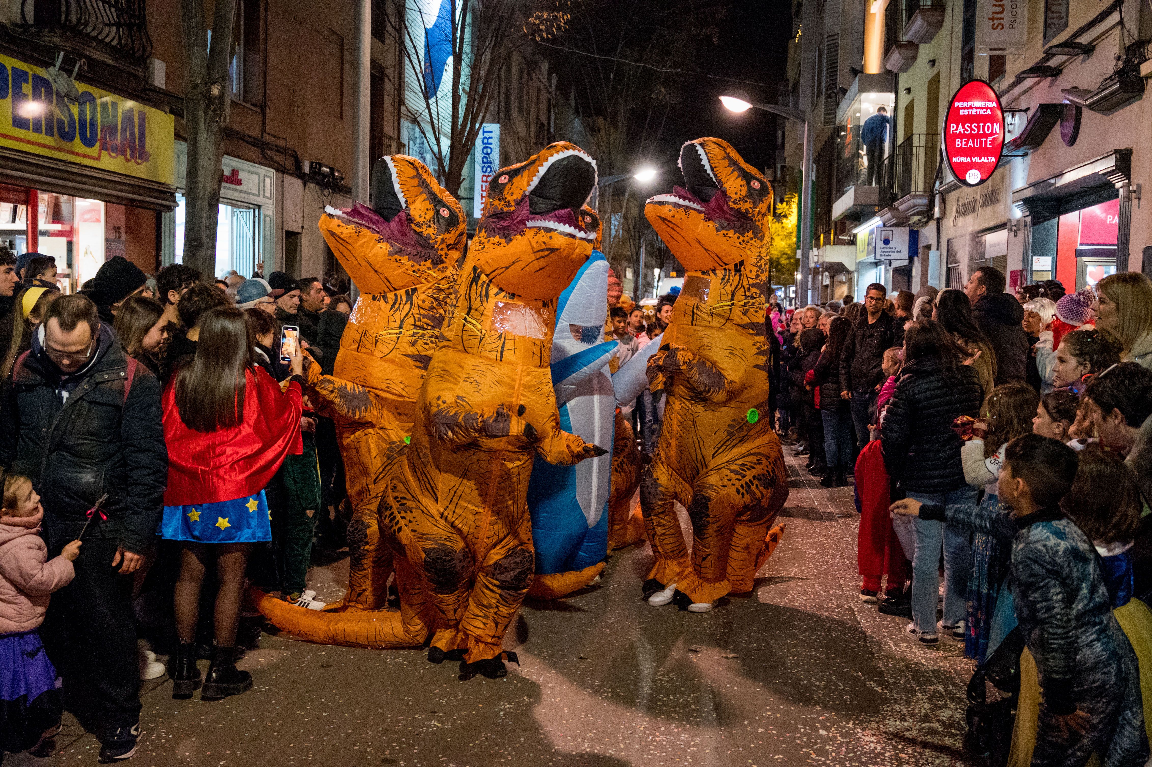 A la cercavila han participat diverses comparses encapçalades pel Rei Carnestoltes i la Reina Encarna. Foto: Carmelo Jiménez