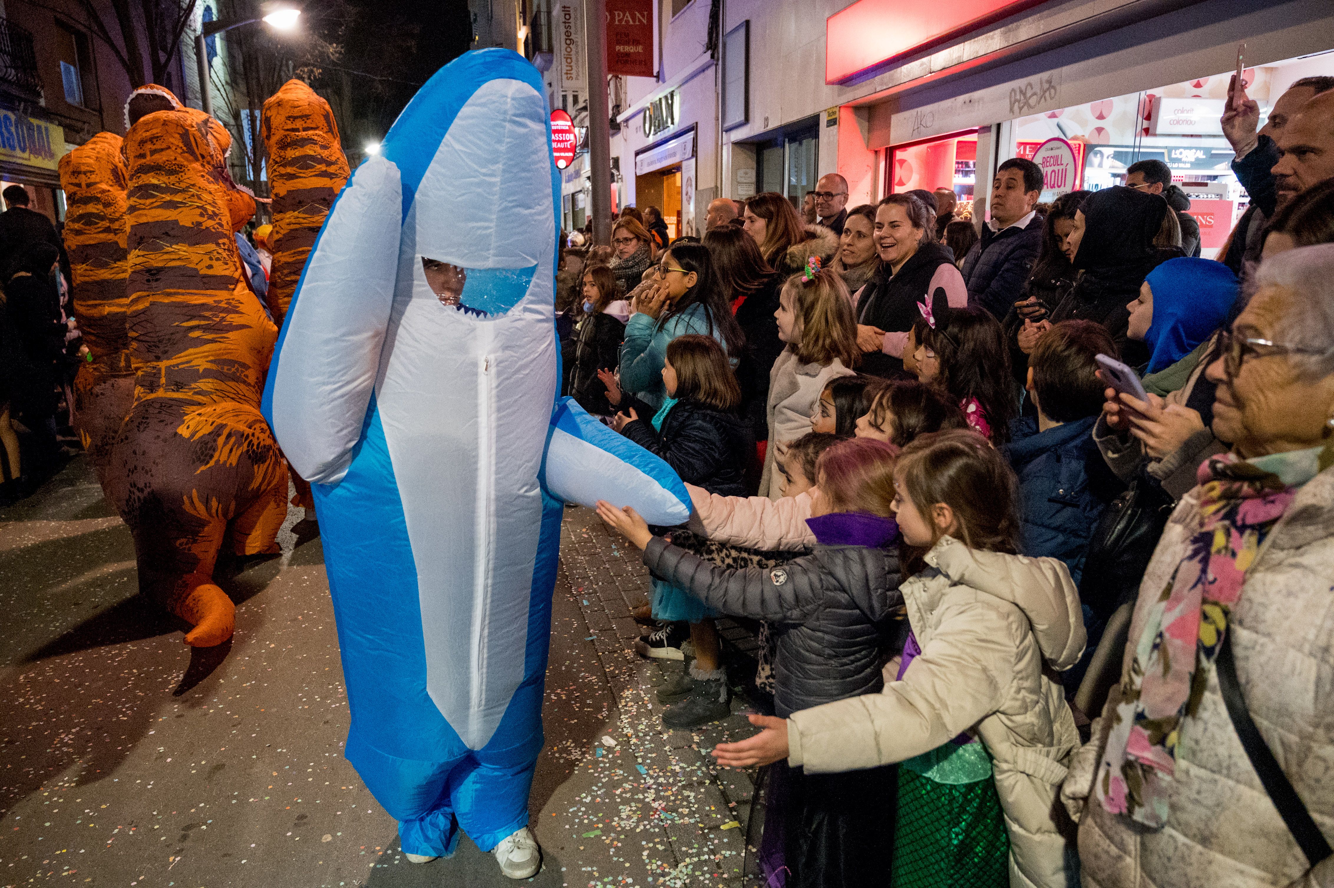 A la cercavila han participat diverses comparses encapçalades pel Rei Carnestoltes i la Reina Encarna. Foto: Carmelo Jiménez