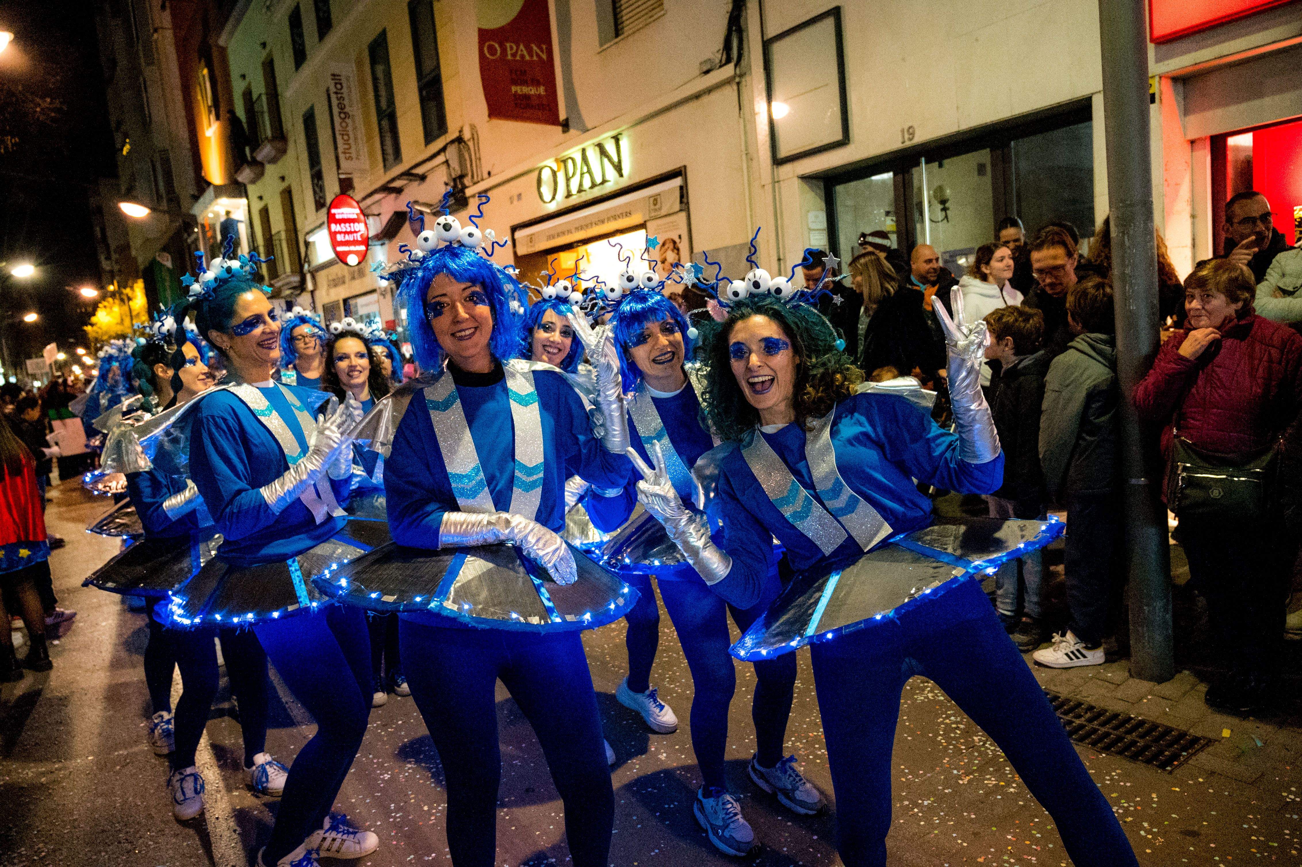 En una de les festivitats més acolorides i divertides de l'any, la ciutadania de Rubí ha gaudit de la programació especial del mític Carnestoltes. Foto: Carmelo Jiménez