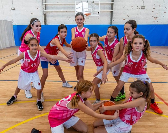 Jugadores del CEB Sant Jordi participen en una campanya per promoure l'esport femení, FOTO: Cedida