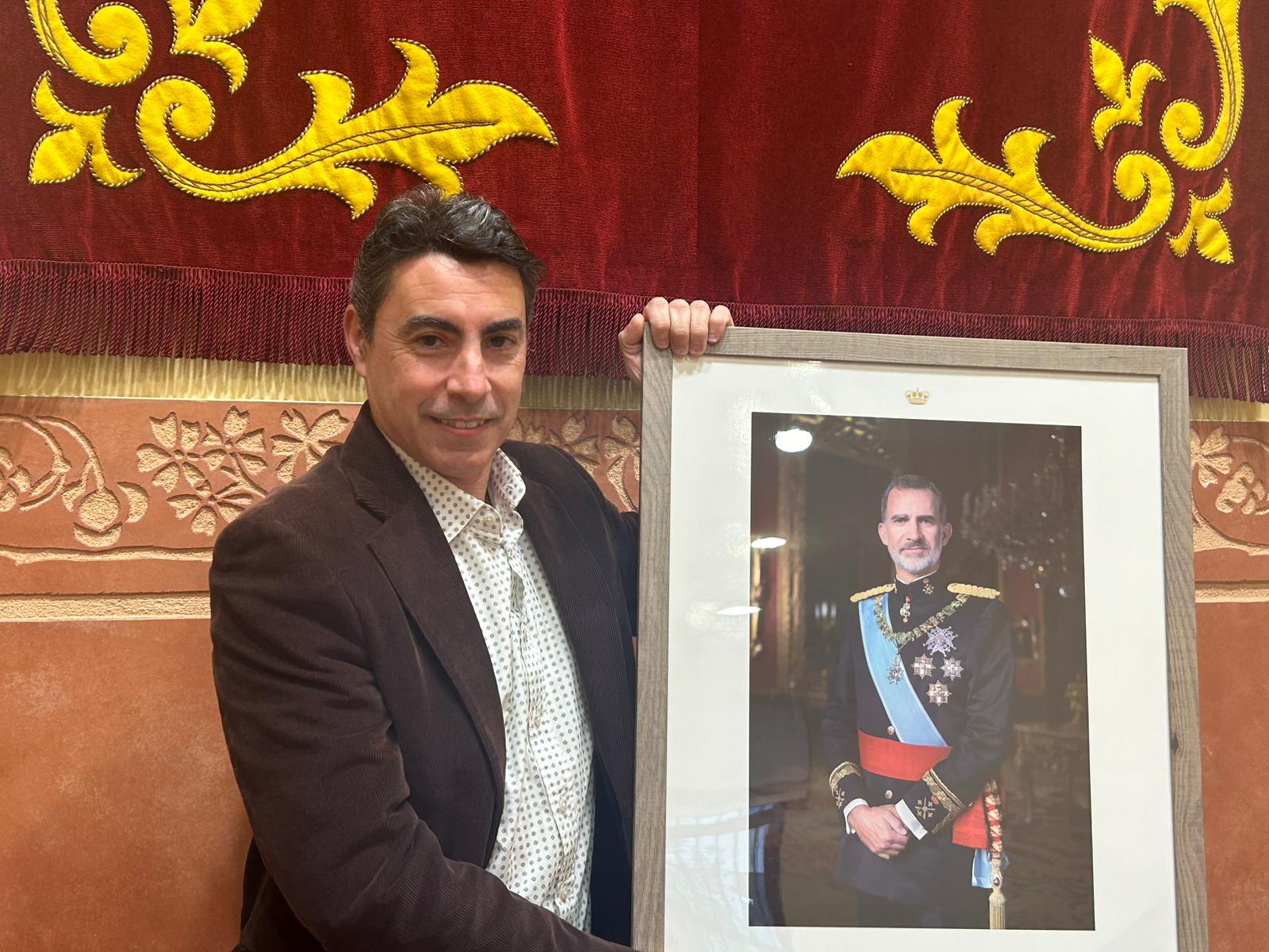 El portaveu del PP a Rubí, Juan José Giner, amb la imatge del rei. FOTO: Cedida