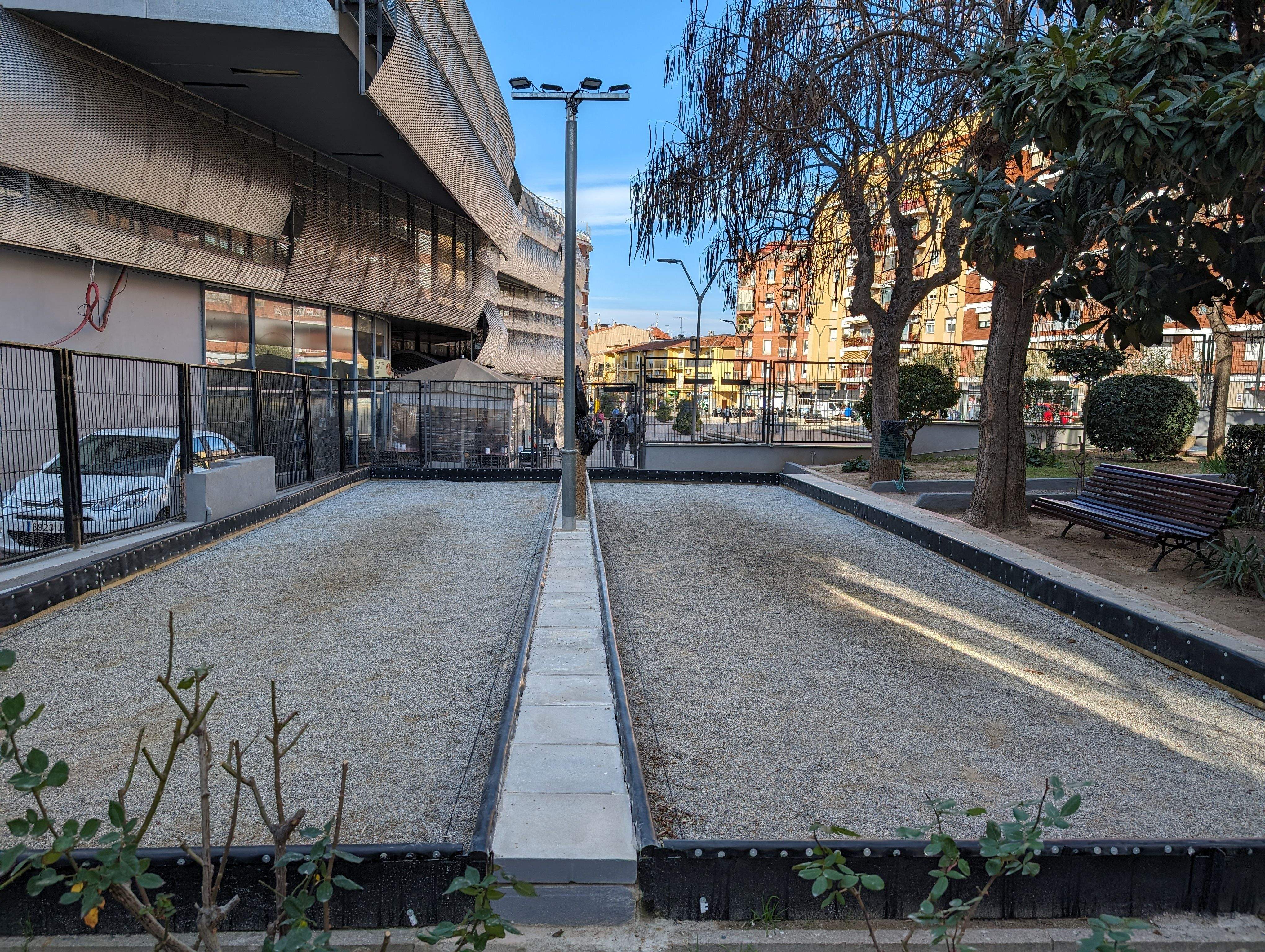 Les pistes de petanca del casal cívic renovades. FOTO: E.L.