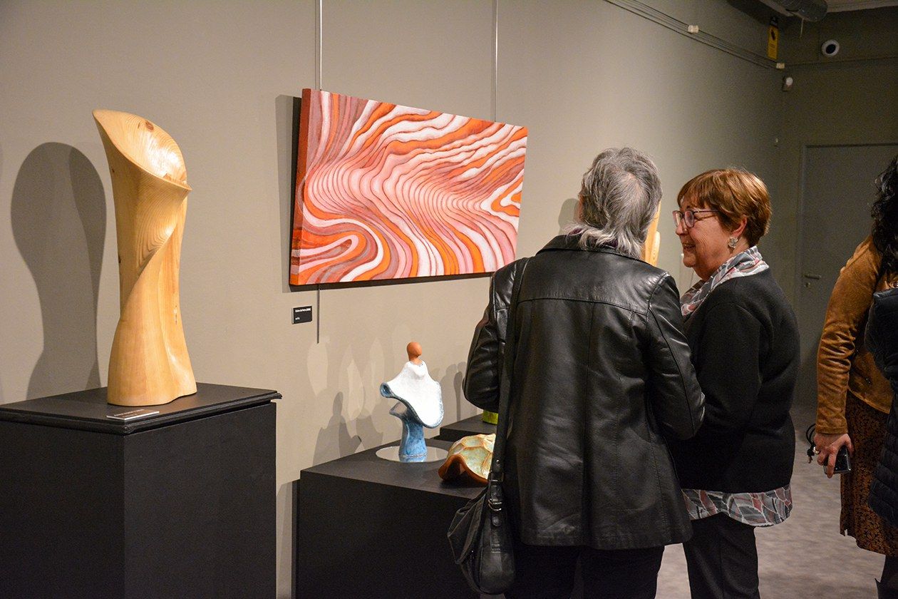 Maruja Gracia mostrant la seva obra. FOTO: Ajuntament de Rubí