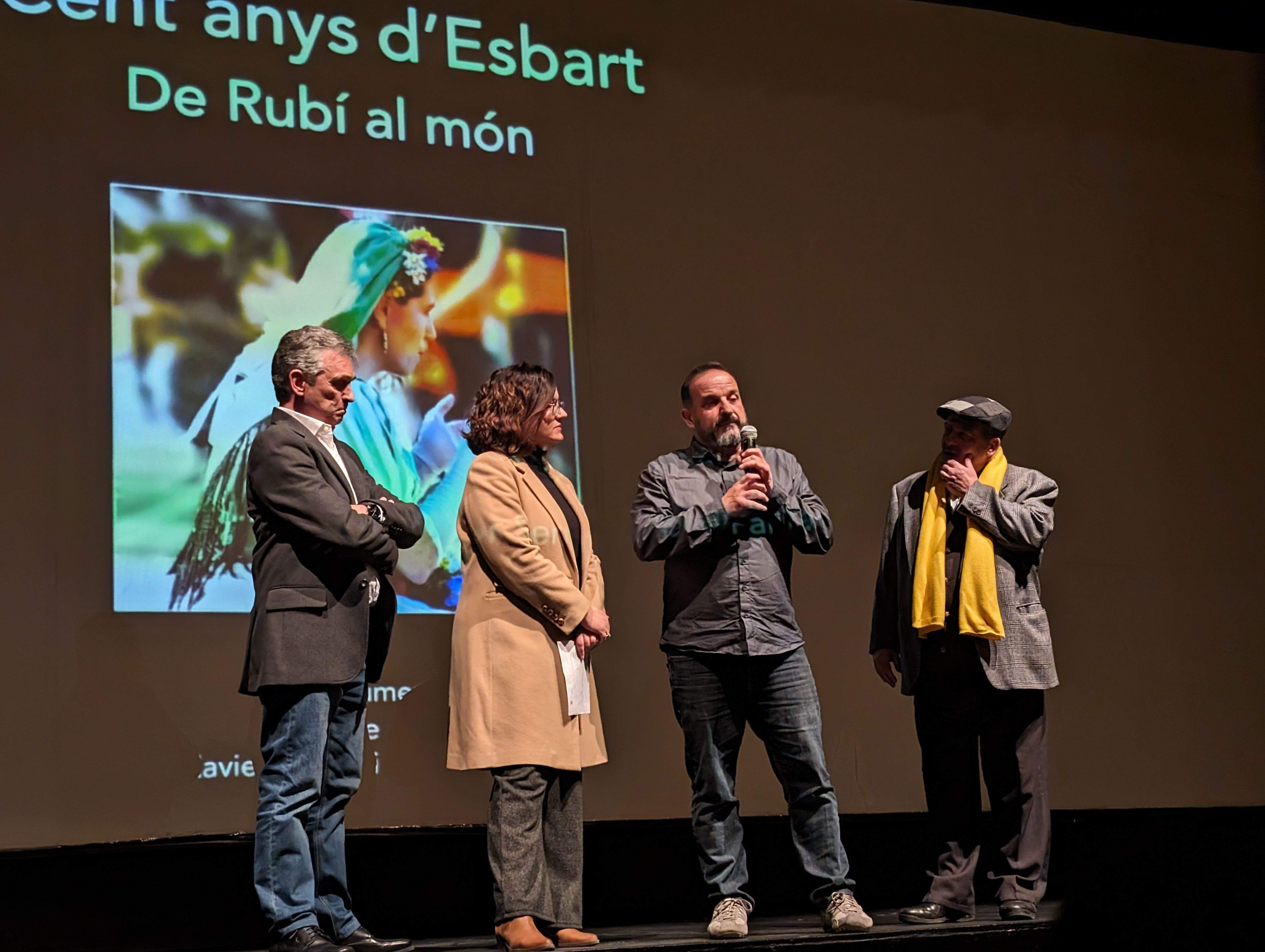 Blai Ferran, Joan Camps i Xavier Serrat durant l'estrena del documental 'Cent anys d'Esbart'. FOTO: E.L. Blai Ferran, Joan Camps i Xavier Serrat durant l'estrena del documental 'Cent anys d'Esbart'. FOTO: E.L.