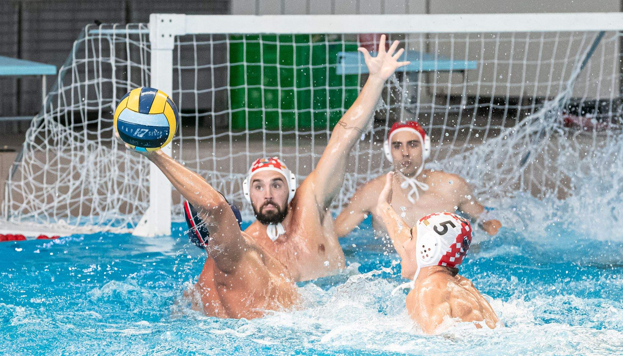 L'equip masculí de waterpolo del CN Rubí contra el CN Mataró. FOTO: Cedida/CN Rubí