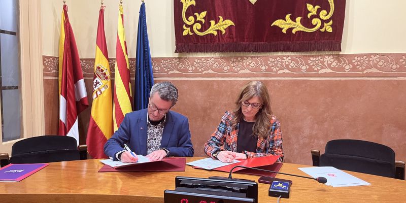 L'alcaldessa de Rubí, Ana María Martínez, i Andrés Medrano, signant el pacte de govern. Foto: Pablo Sánchez-Montañés