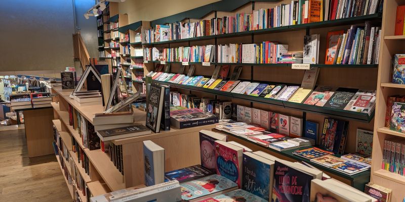 L'interior de la llibreria L'Ombra. FOTO: Estela Luengo