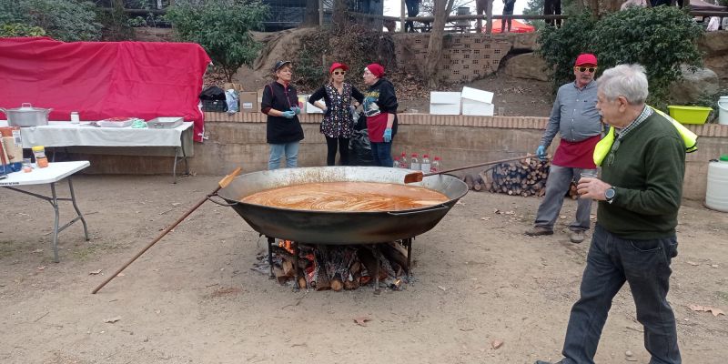 Preparación de la paella popular del Dia d'Andalusia. Foto: Cedida