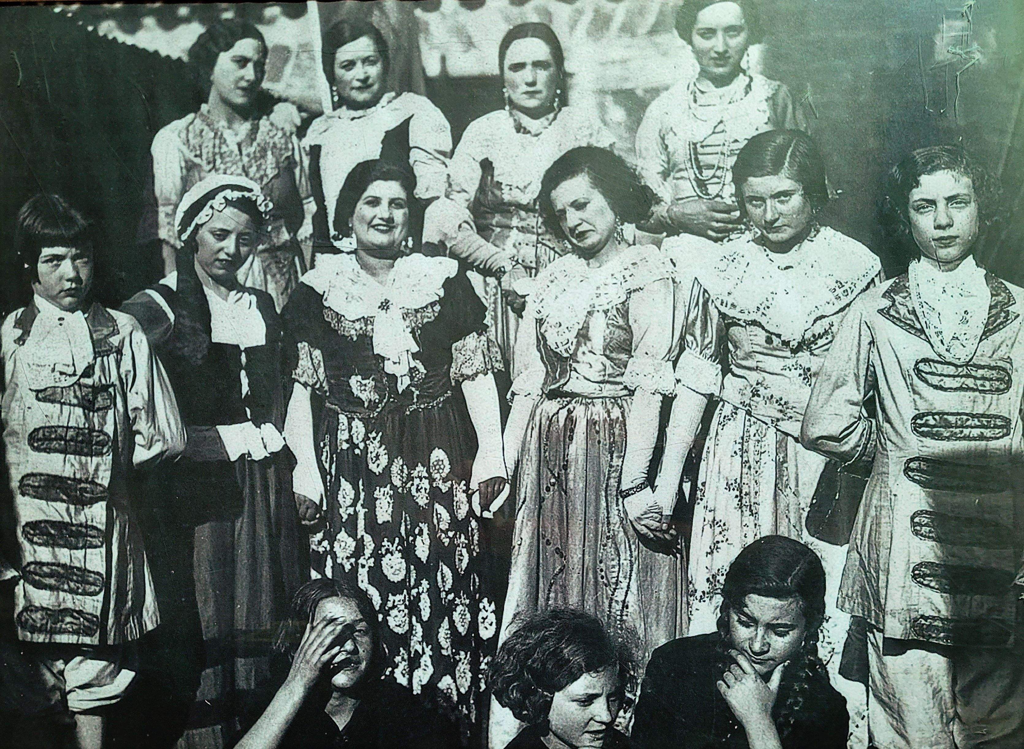 Grup teatral femení “Virolai”, del Casal Popular, 1934. FOTO: Maria Grau Comelles/Arxiu Municipal de Rubí
