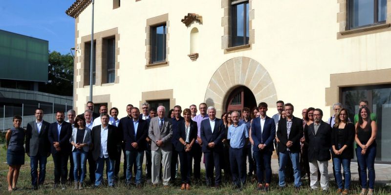 Foto de grup a la masia de Can Serra de Rubí. FOTO: Àlex Recolons (ACN) | Arxiu