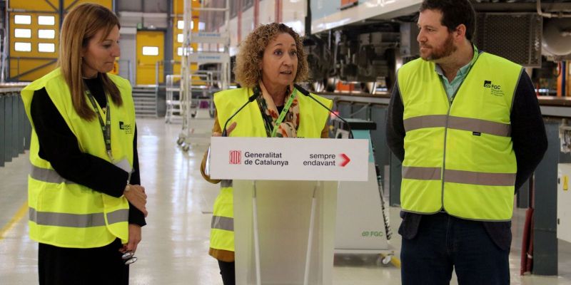 Ester Capella junt amb l'alcaldessa de Rubí, Ana María Martínez, al Centre Operatiu a Rubí dels Ferrocarrils de la Generalitat de Catalunya (FGC). Foto: ACN/Àlex Rocolons