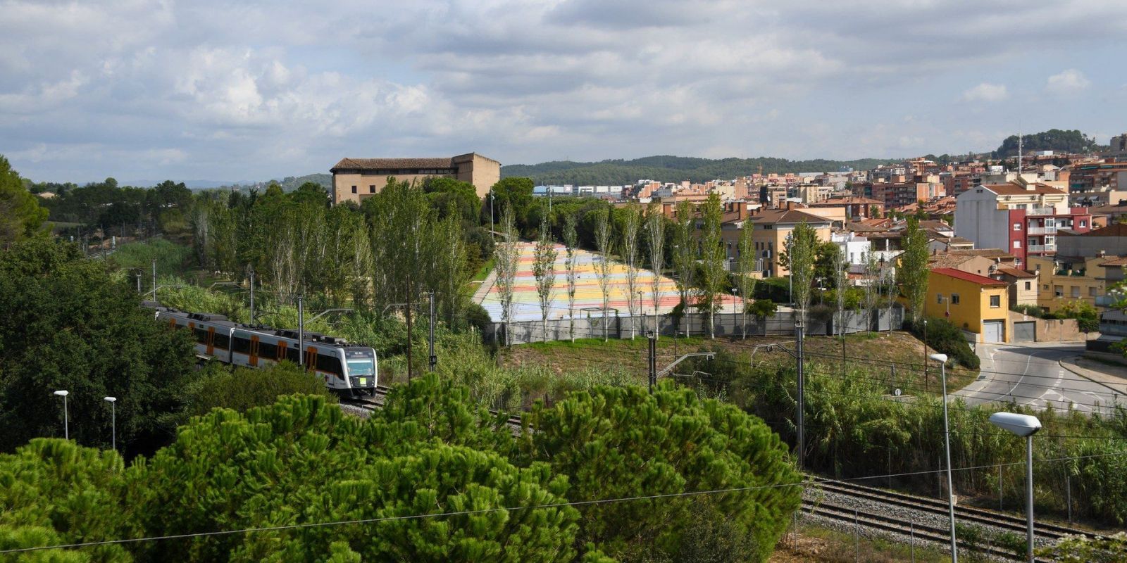 Vies dels FGC al costat del Castell de Rubí. Foto: Ajuntament de Rubí