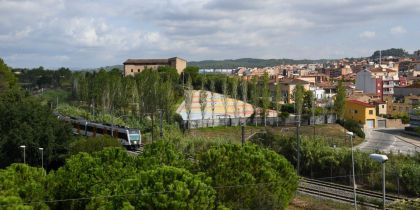 Vies dels FGC al costat del Castell de Rubí. Foto: Ajuntament de Rubí