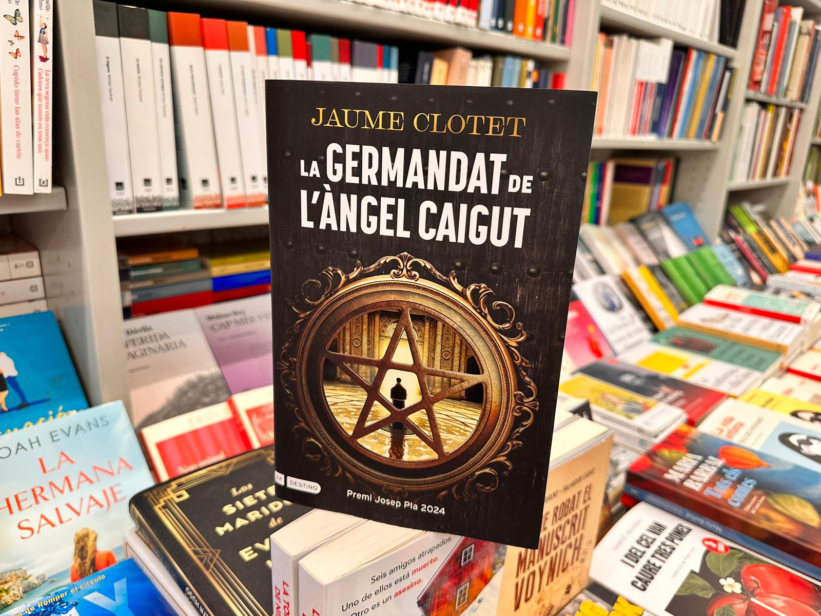 Jaume Clotet presenta 'La germandat de l'àngel caigut' al Racó del Llibre. FOTO: Cedida