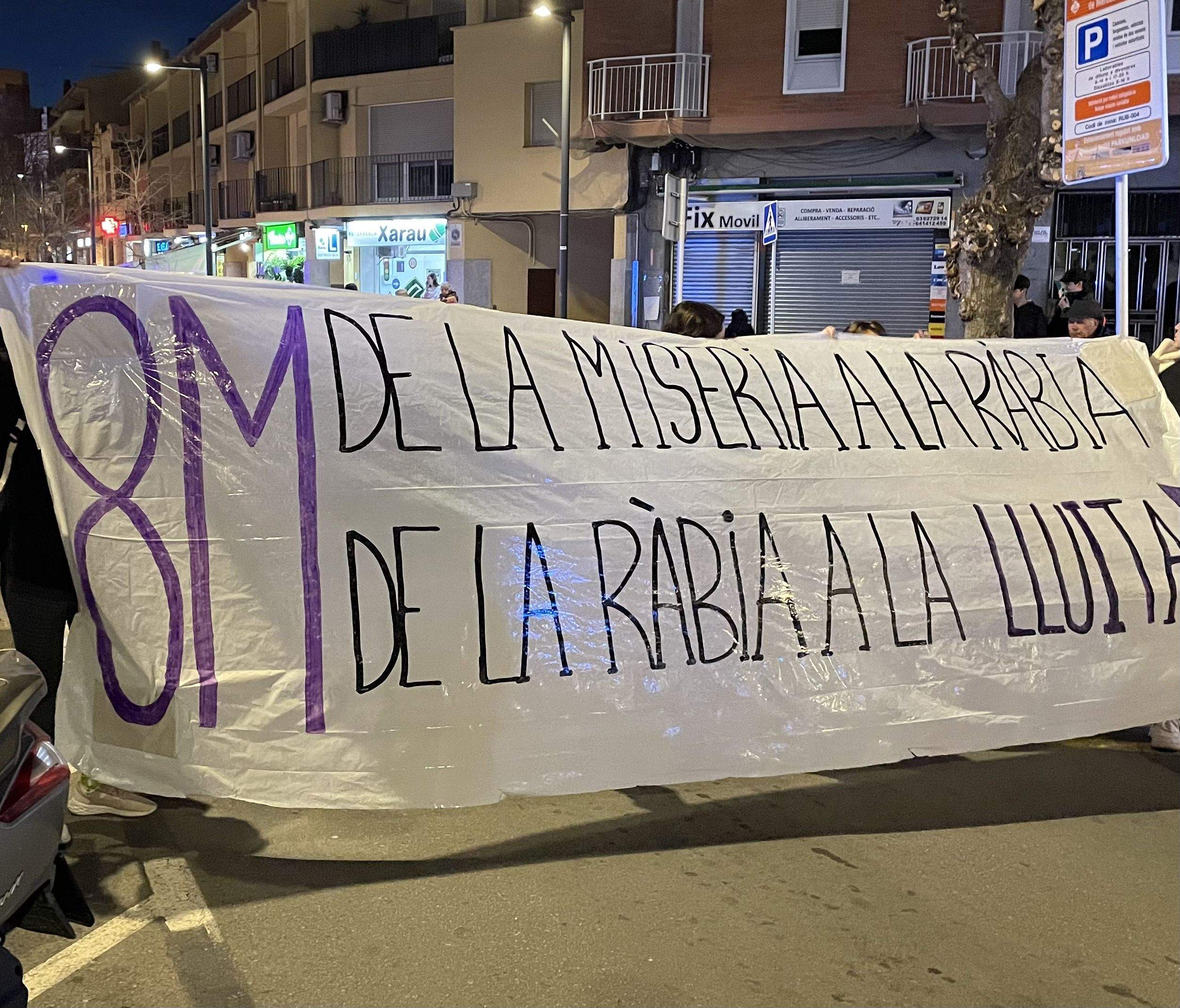 Rubí es tenyeix de lila pel Dia Internacional de la Dona. Foto: P.S.