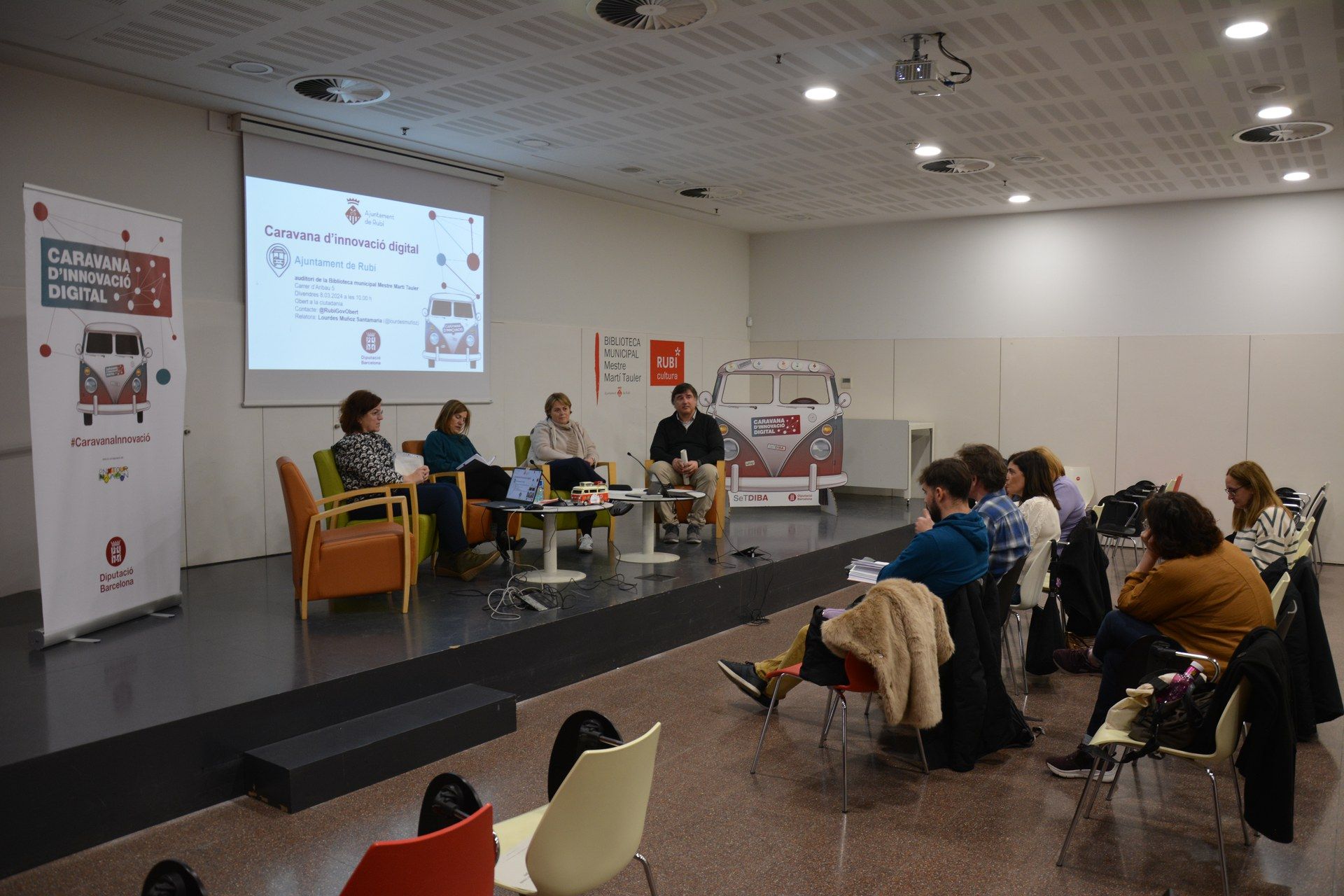 Durant l'aturada de la Caravana de la Innovació Digital, han participat diferents serveis municipals que han format part de la gimcana i la jornada. Foto: Ajuntament de Rubí