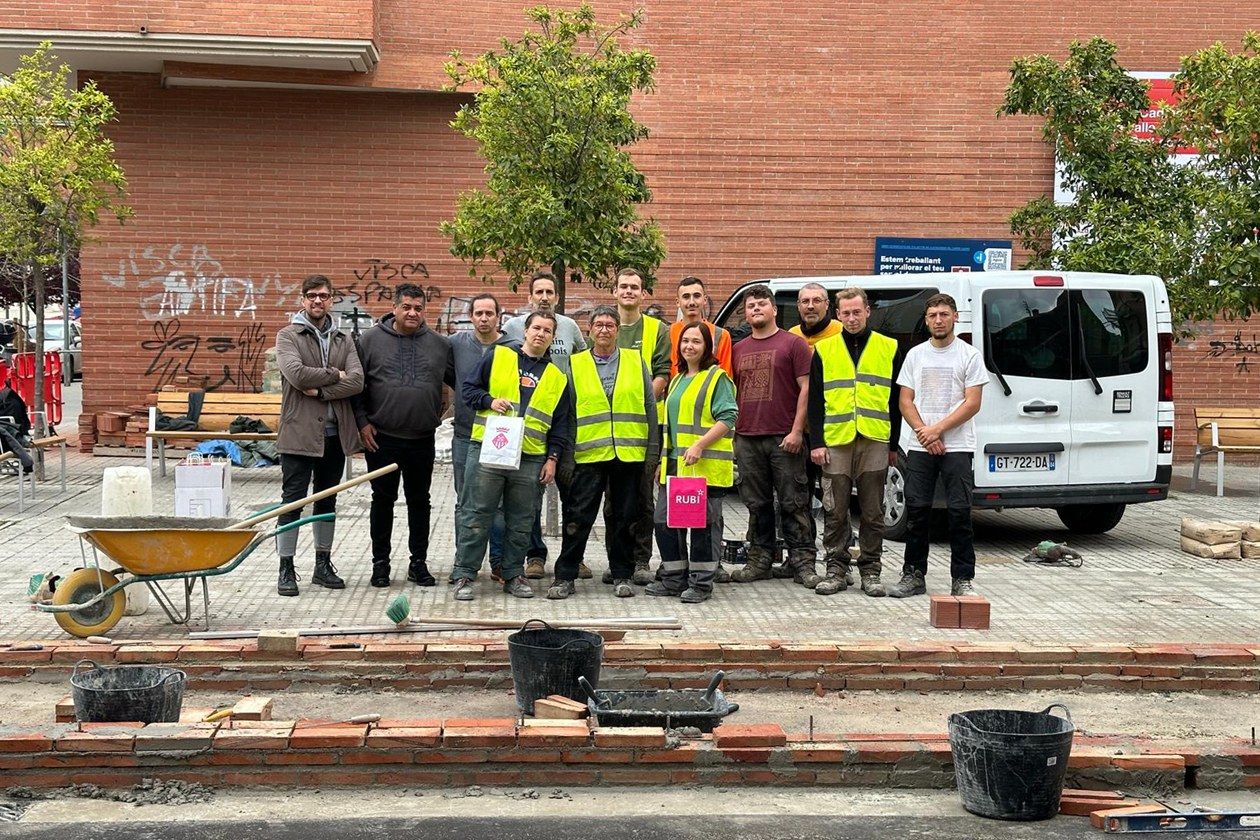 Estudiants francesos de jardineria i paisatgisme habiliten un nou parterre al carrer Cadmo. FOTO: Ajuntament de Rubí-Localpres