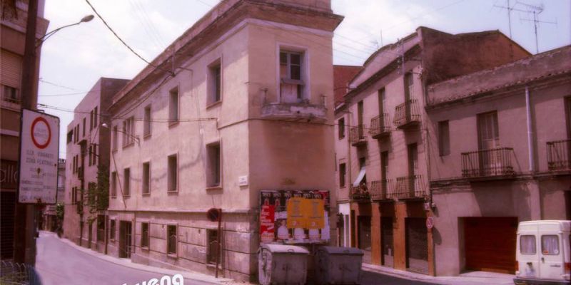El desaparegut edifici de la Biblioteca i el Museu, anys 80. FOTO: Carles Embuena