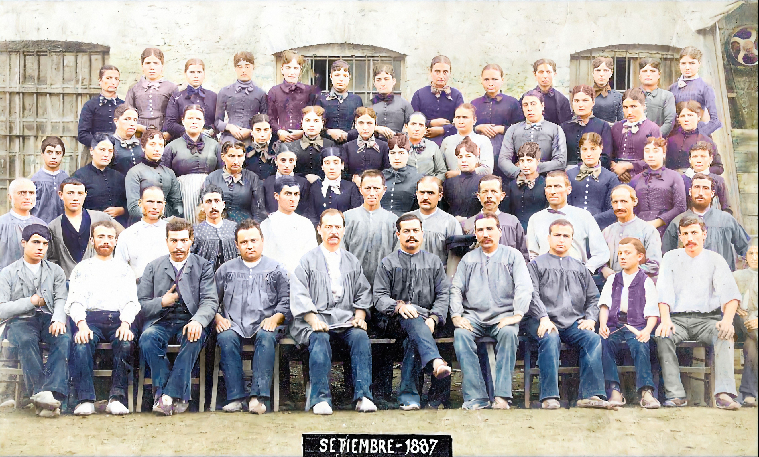  Podem veure la plantilla d'obrers i obreres de l'anomenada fàbrica de ca n'Alzamora el 1887, que era situada a terres de la masia d'aquest nom. Foto: Autoria desconeguda | Imatge colorida per Josep Cornella | Arxiu Fotogràfic del Museu de Rubí