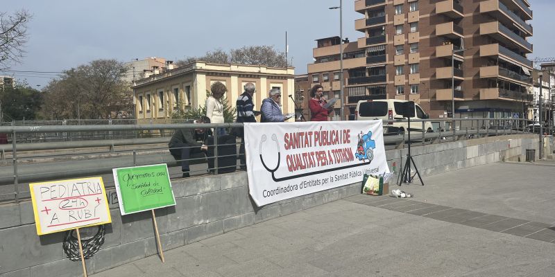 Els membres de la Coordinadora d'Entitats per la Sanitat Pública de Rubí han llegit un manifest. Foto: Pablo Sánchez-Montañés