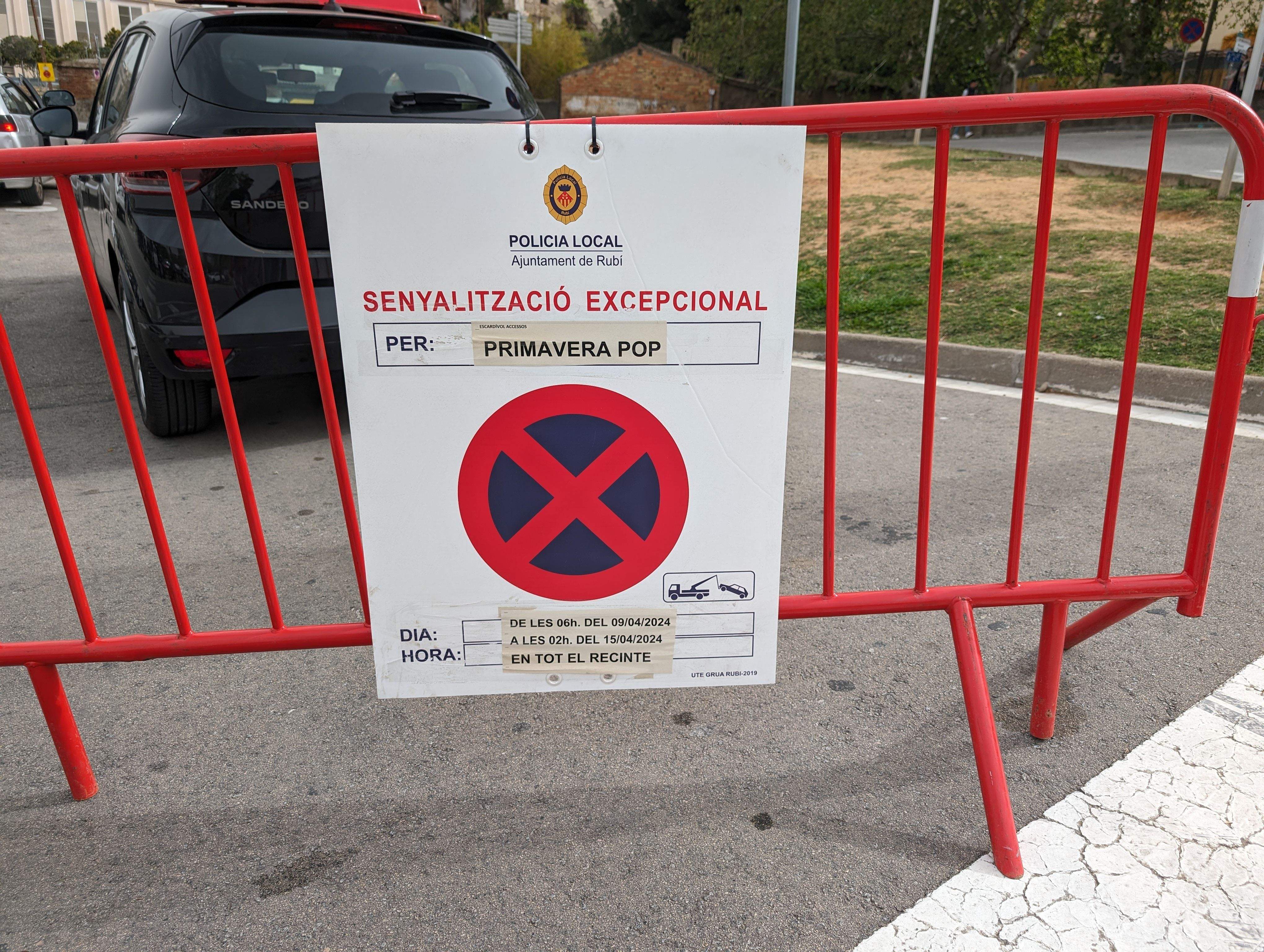 Restriccions d'aparcament a l'Escardívol pel festival Los 40 Primavera Pop. FOTO: Estela Luengo