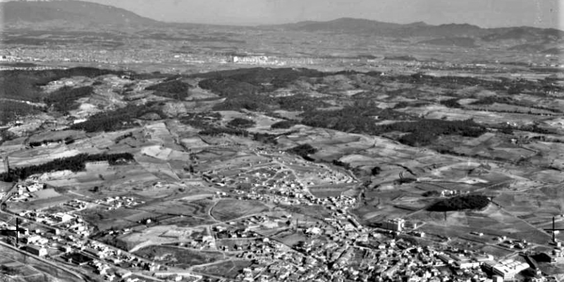 Vista de Ca n’Oriol (vertebrat al voltant dels carrers de Lourdes i de la Pastora) i de la serra de Galliners en 1965. Foto: Carlos Rodríguez Escalona. Institut Cartogràfic i Geològic de Catalunya | Arxiu | Jordi Vilalta02