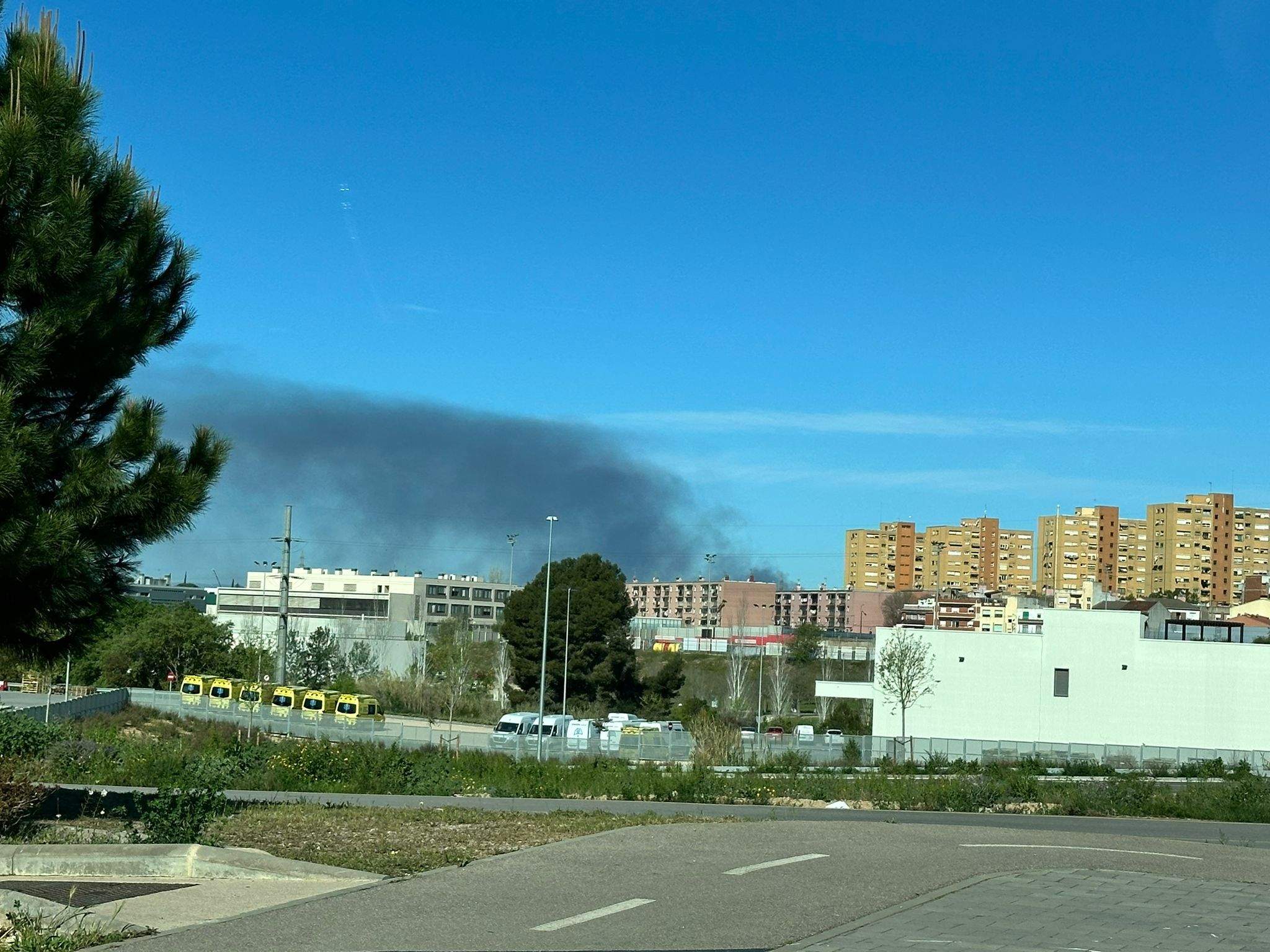 Un incendi a una nau industrial d'Abrera es fa visible a Rubí. FOTO: TOT Rubí