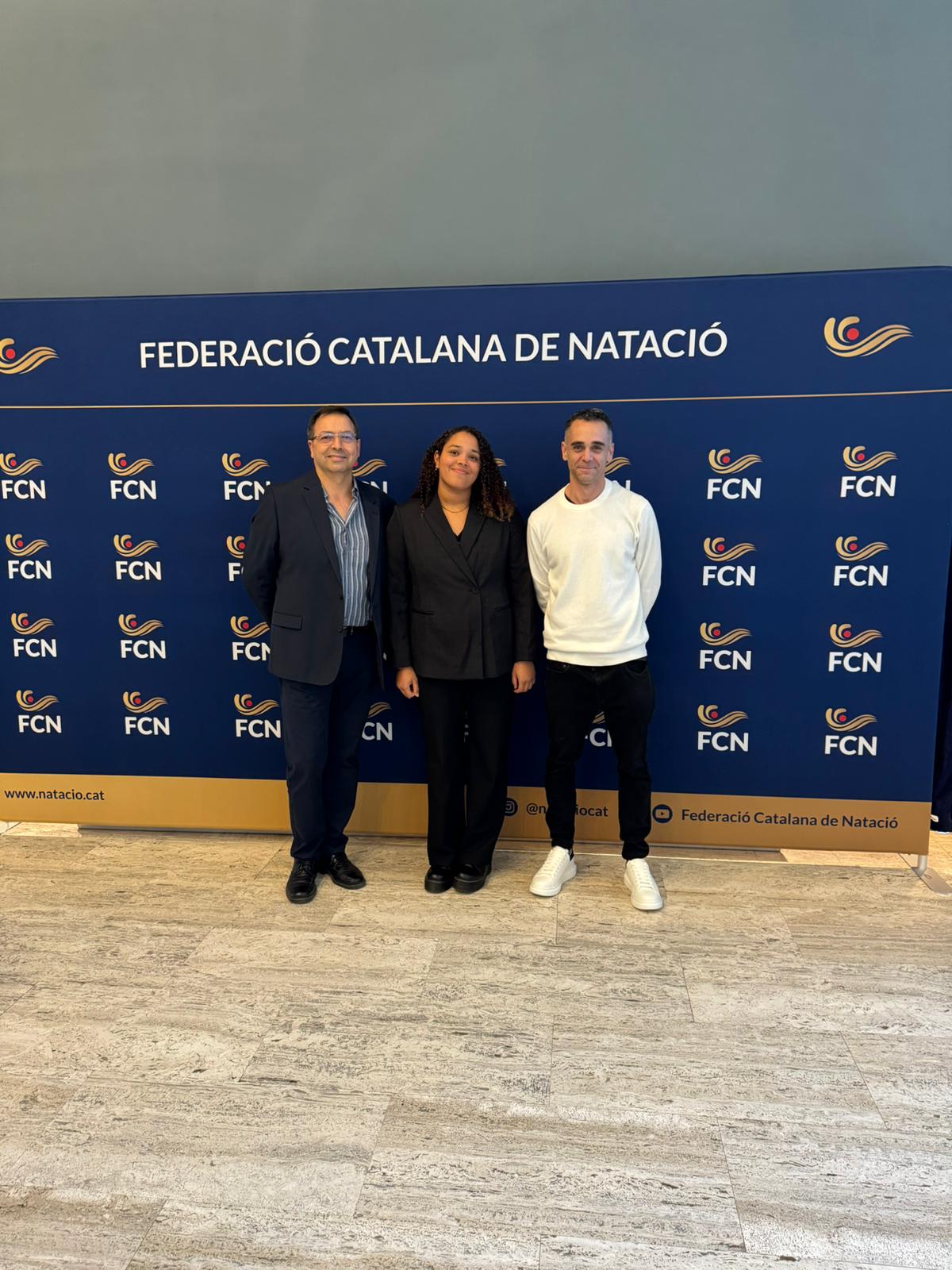 Clàudia va estar acompanyada pel president del Club, David Ortiz, i pel director tècnic de waterpolo del club, Dani Gómez, a la Diada de la Natació Catalana 2024. FOTO: Cedida