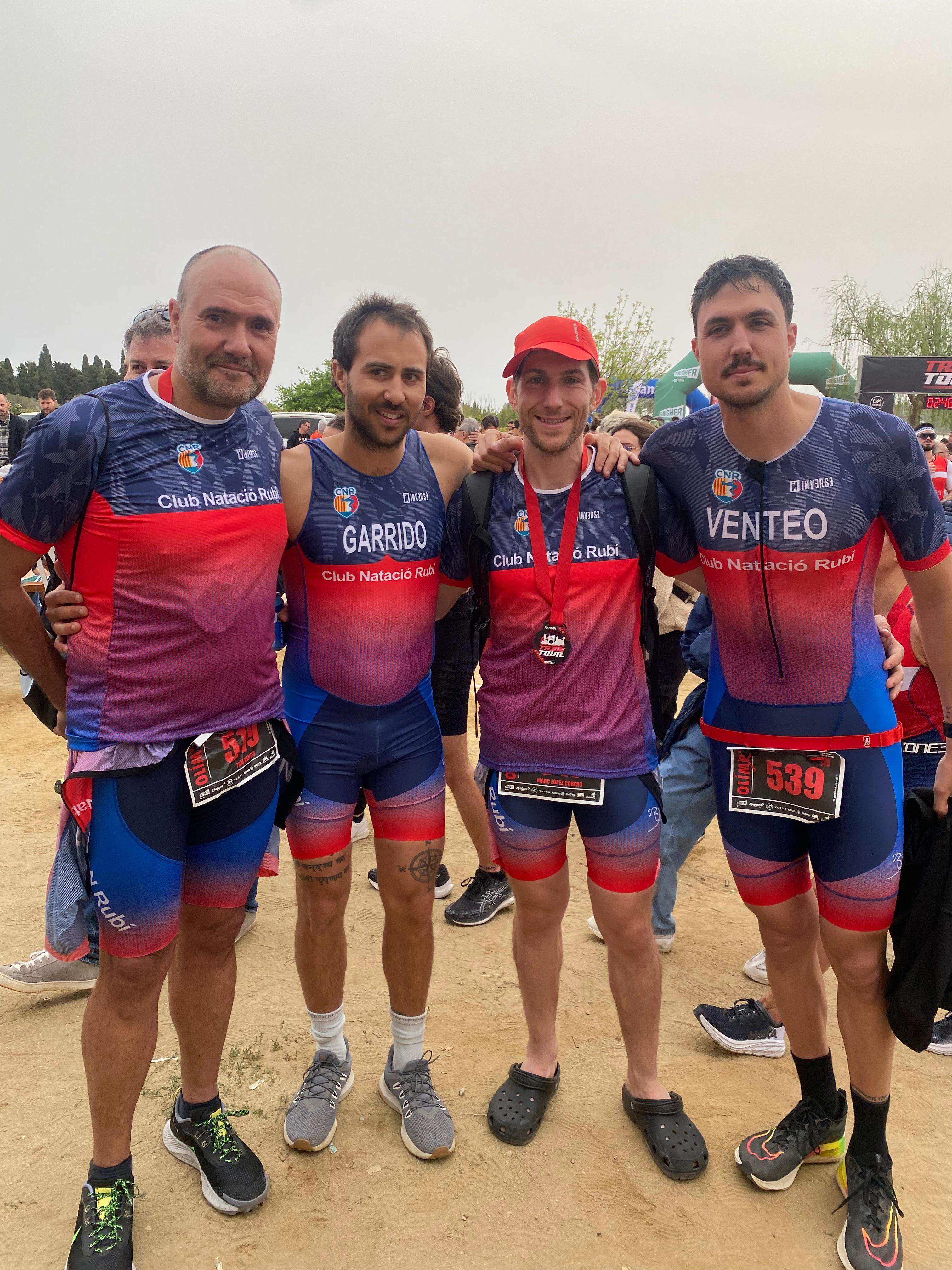 Components de la secció de triatló del CN Rubí disputen el "Tritour de Deltebre". FOTO: Cedida