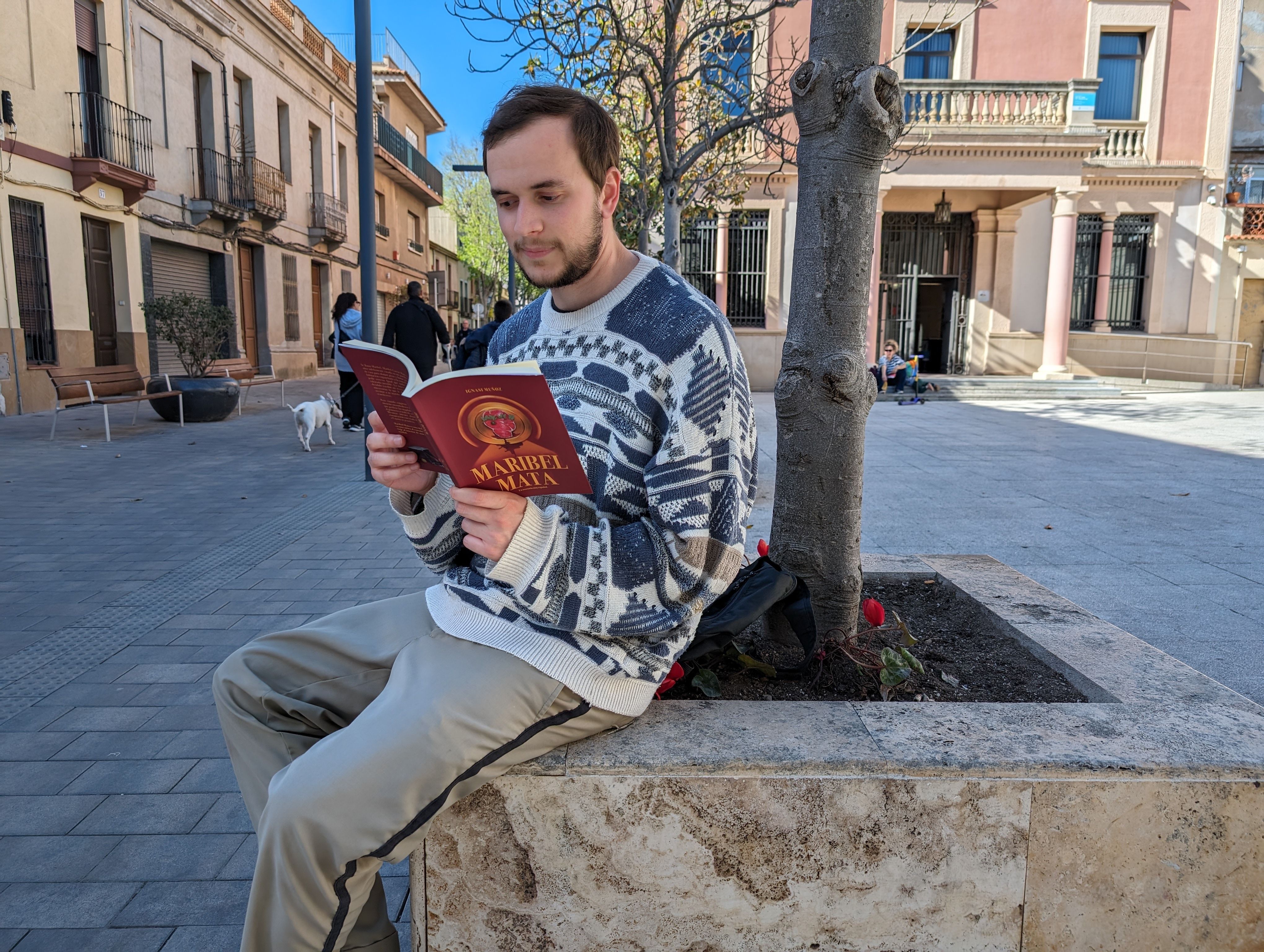 Ignasi Muñoz amb el seu llibre 'Maribel Mata'. FOTO: Estela Luengo