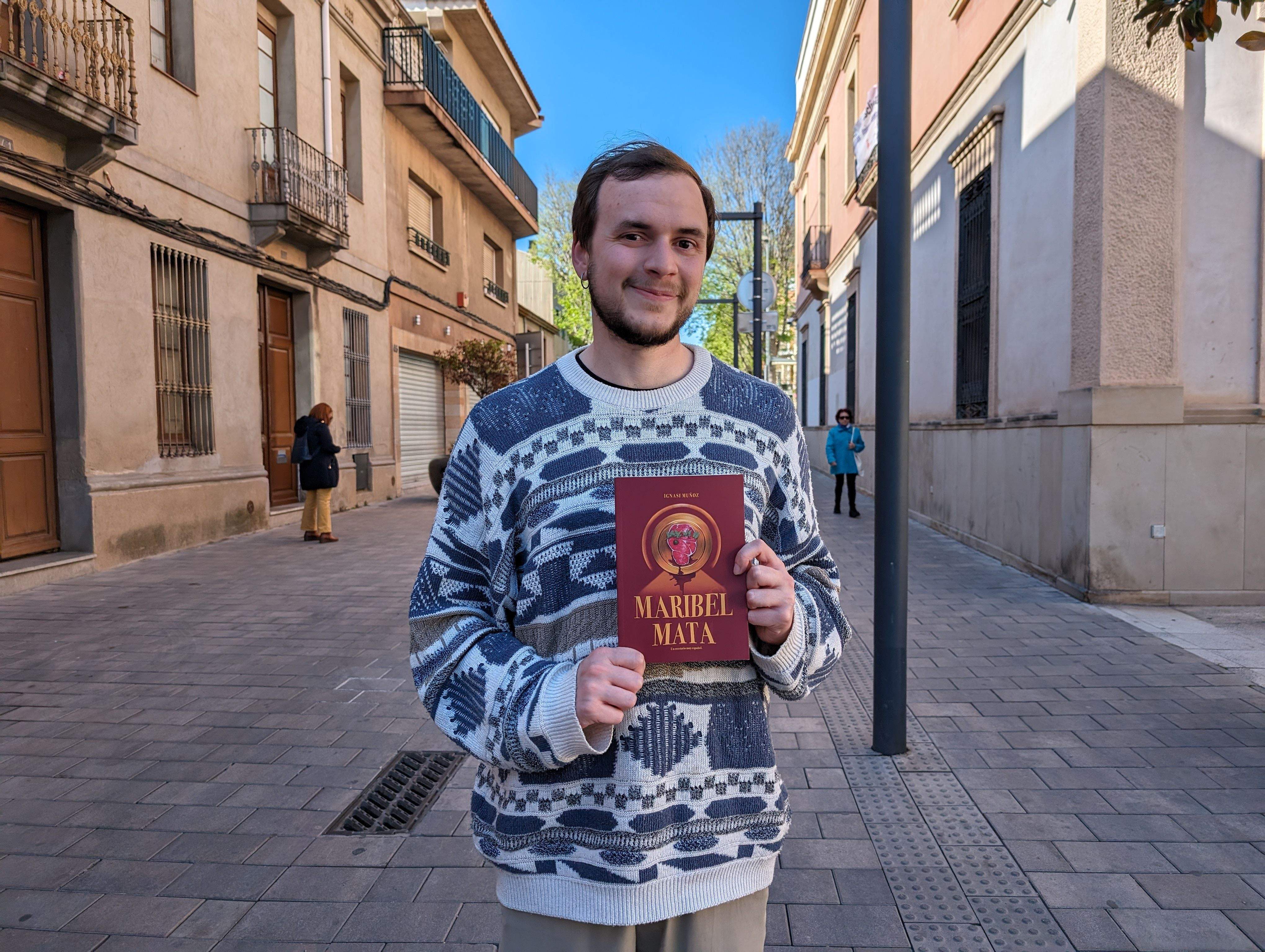 Ignasi Muñoz amb el seu llibre 'Maribel Mata'. FOTO: Estela Luengo