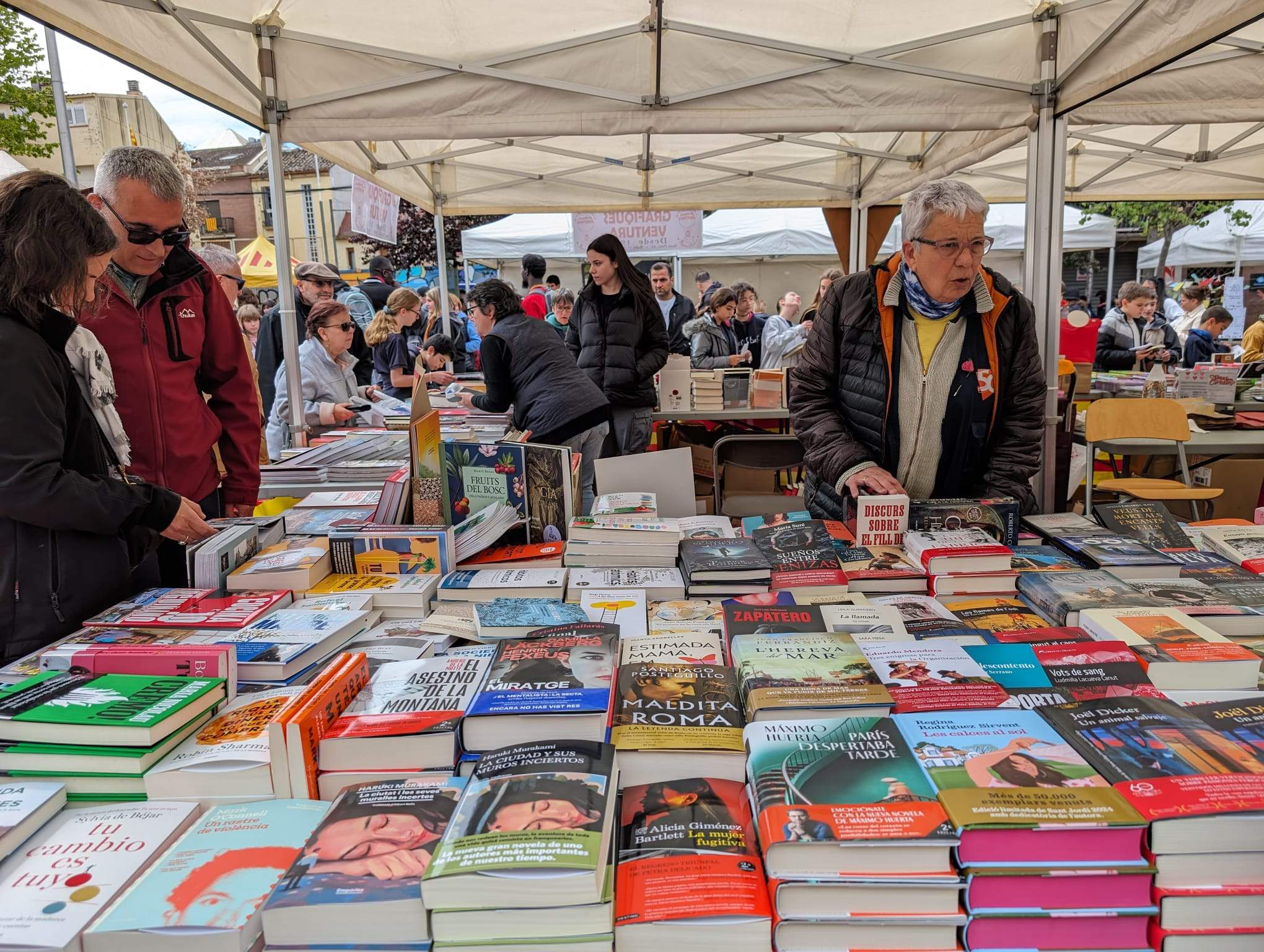 Les roses i els llibres ja inunden els carrers de Rubí. FOTO: Estela luengo Les roses i els llibres ja inunden els carrers de Rubí. FOTO: Estela luengo