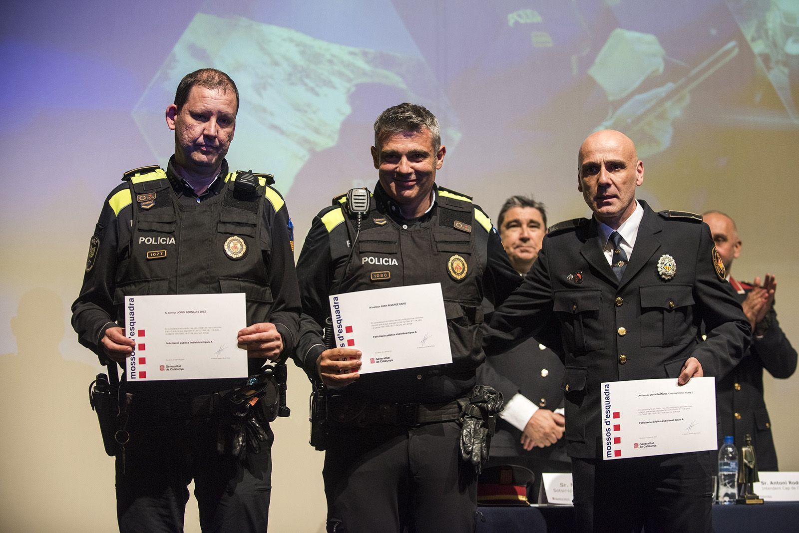 Els tres agents de la policia local que van intervenir en l'incendi del carrer Saragossa. FOTO: Bernat Millet