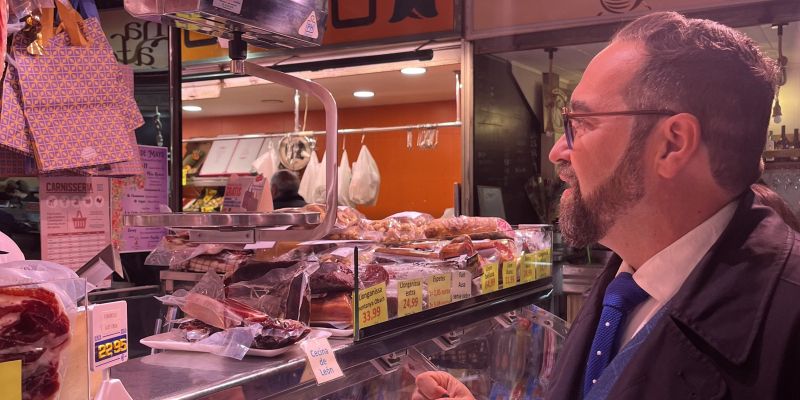 El número 13 a les llistes d'ERC, Juli Fernández, al Mercat Municipal de Rubí. Foto: Pablo Sánchez-Montañés