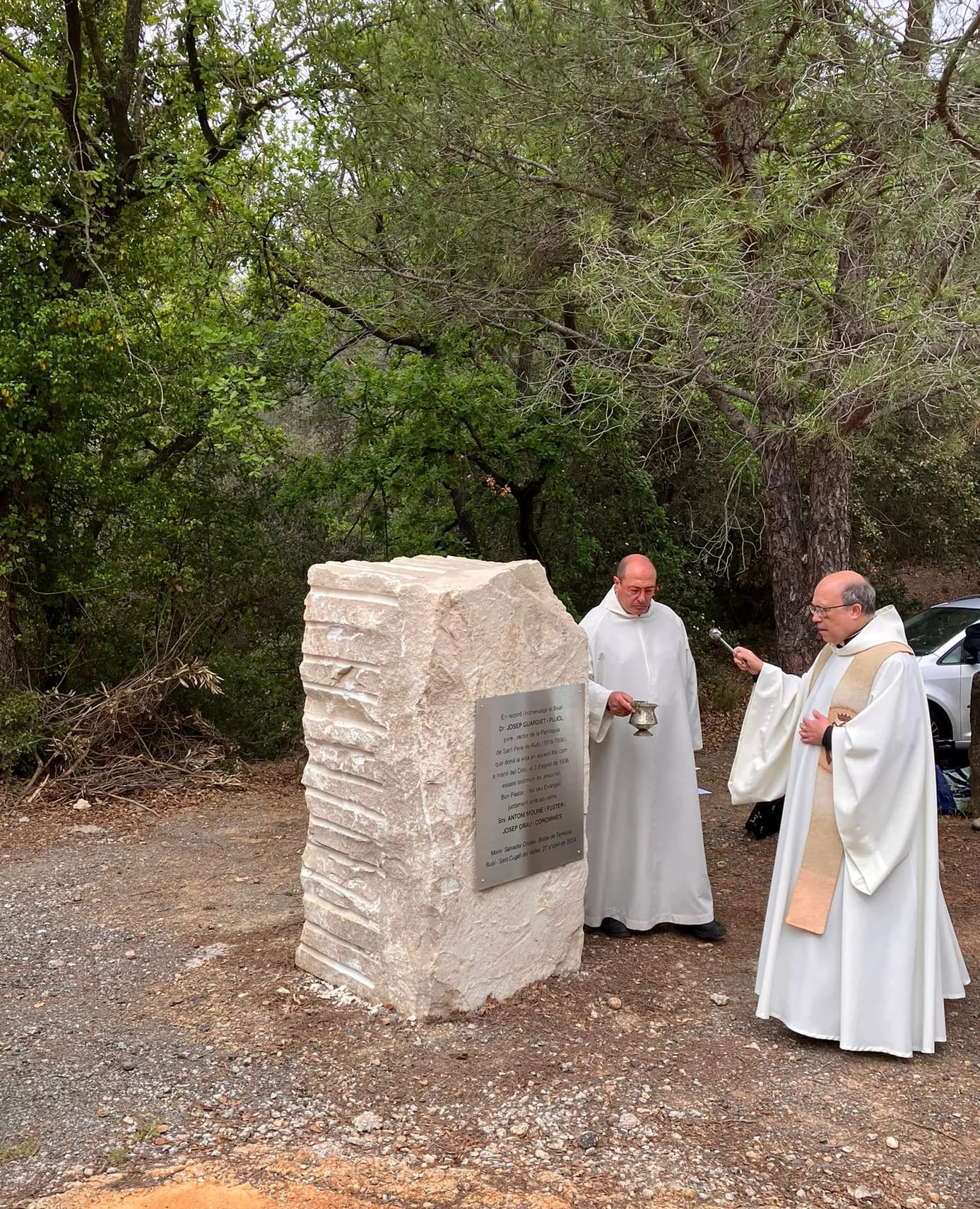 Queda inaugurat un monòlit en honor al Dr. Guardiet a l'Arrabassada. FOTO: Veïns per Rubí