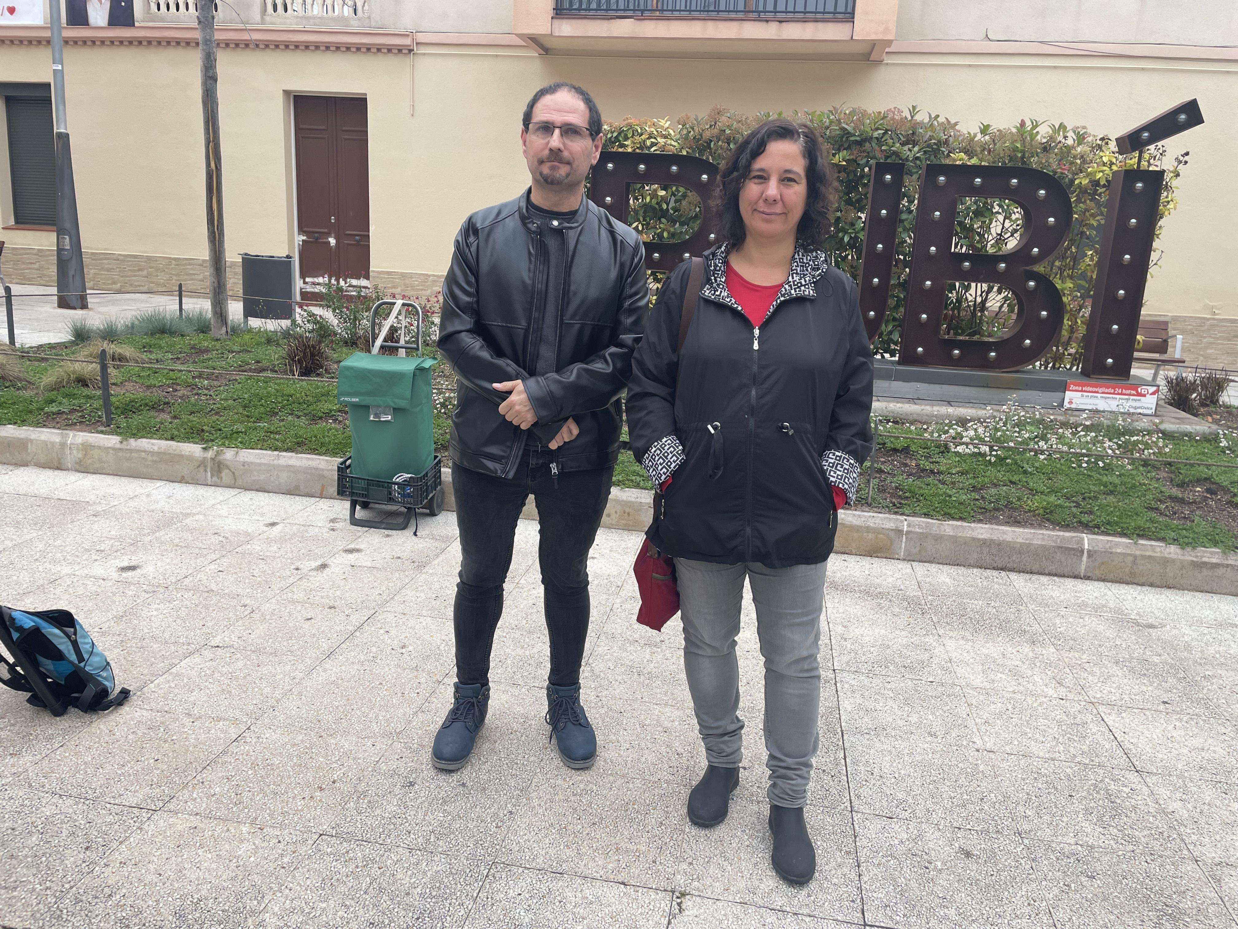 Jordi Arnaiz i Susana Segovia de Comuns-Sumar a Rubí per parlar d'habitatge social. FOTO: Estela Luengo