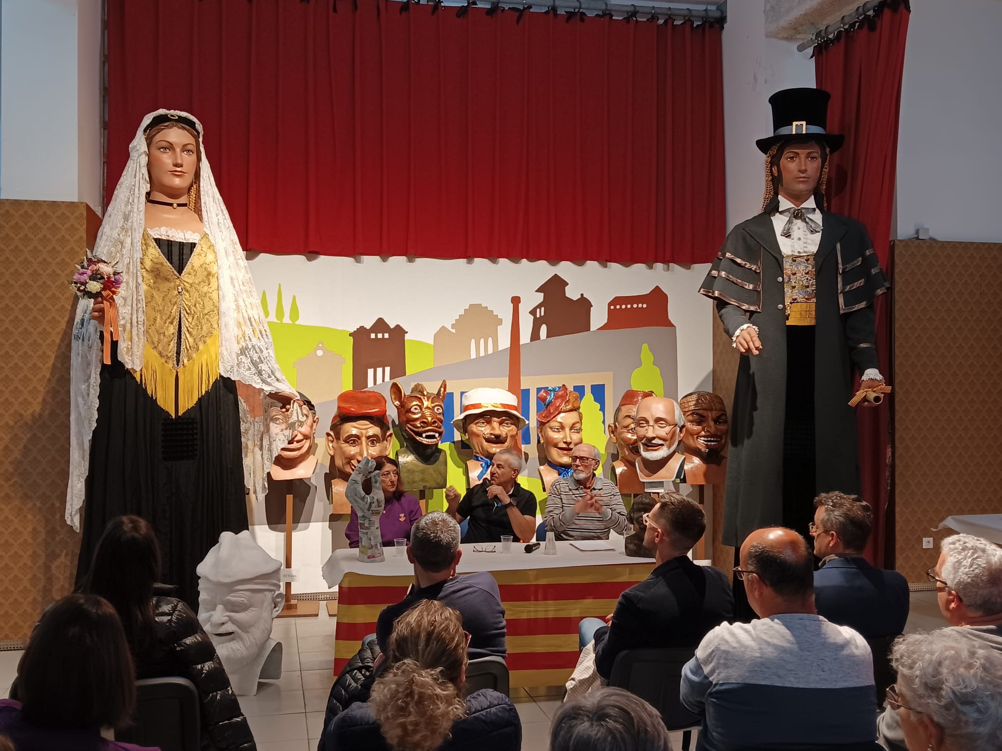 Prop d'un centenar de persones assisteixen a la conferència "Els escultors de la festa". FOTO: Cedida