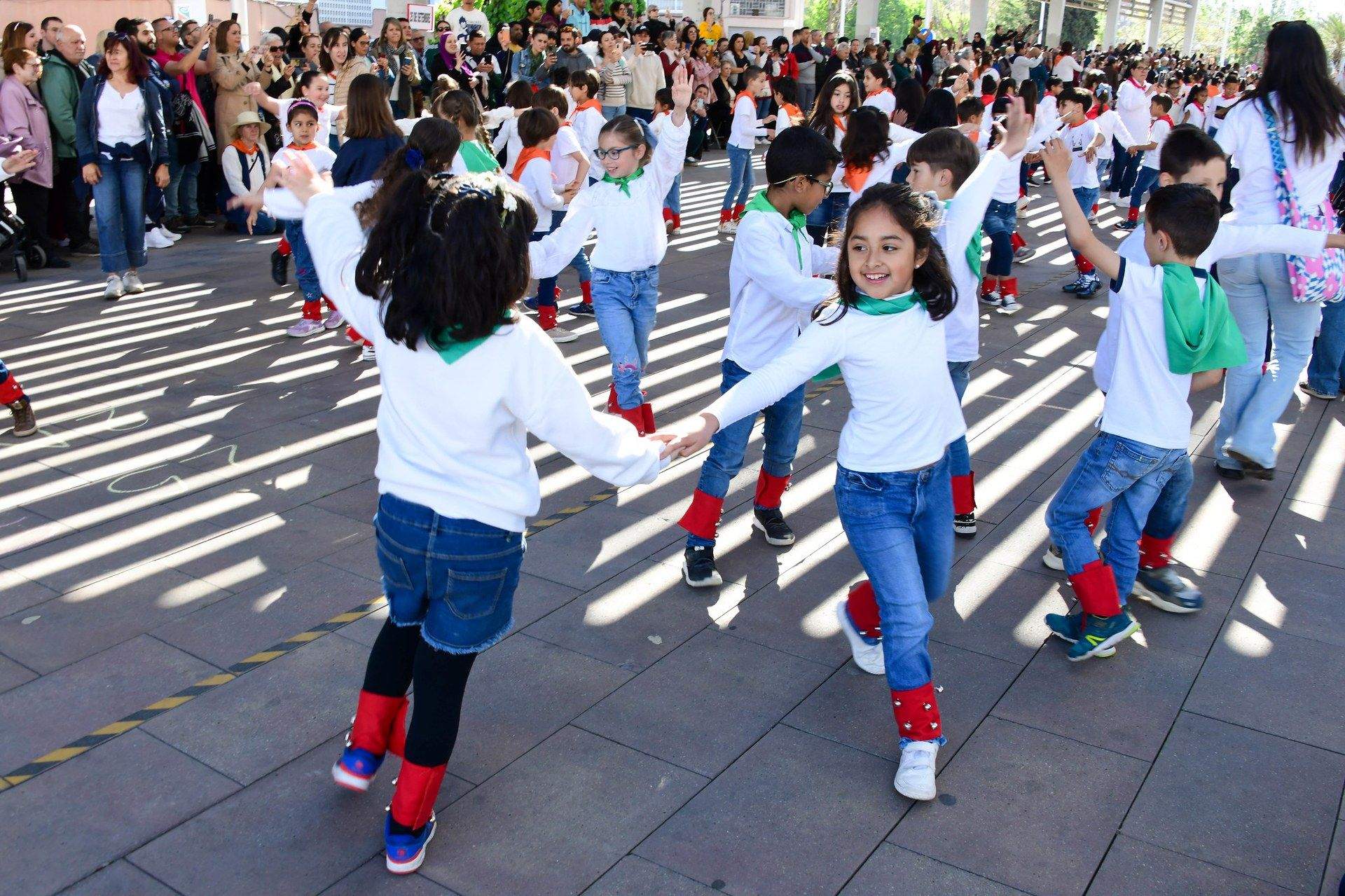 Els nens i nenes de Rubí han gaudit del Dia Internacional de la Dansa. Foto: Ajuntament de Rubí - Localpres