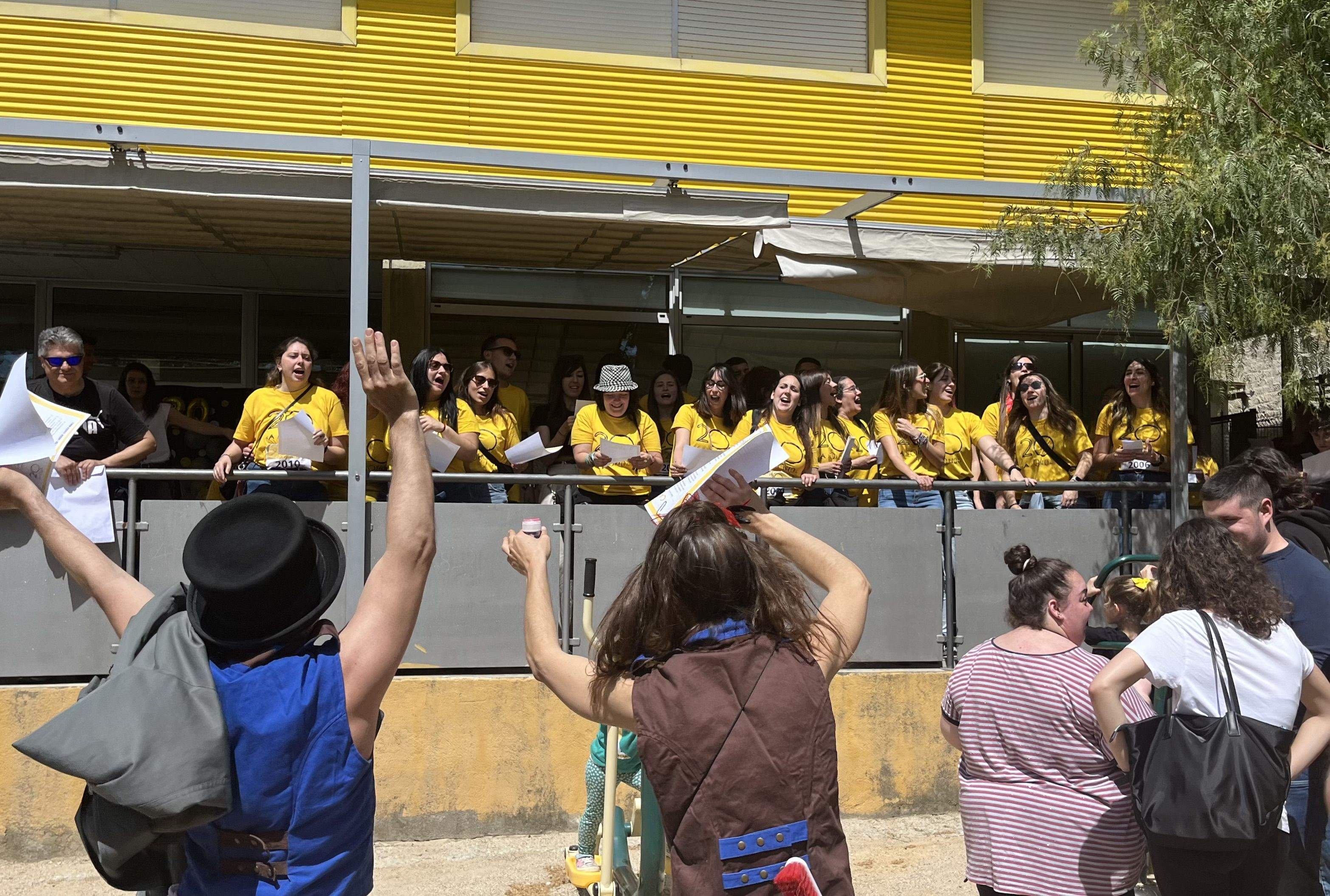 A les 11:30 s'ha donat el tret de sortida de la resta de la programació, amb la creació del mural de Rubí Solidari i les paradetes de menjar. Foto: Redacció