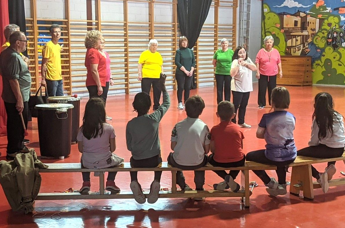 L'Associació de Gent Gran participa en una activitat amb alumnes de la Torre de la Llebre. FOTO: Cedida