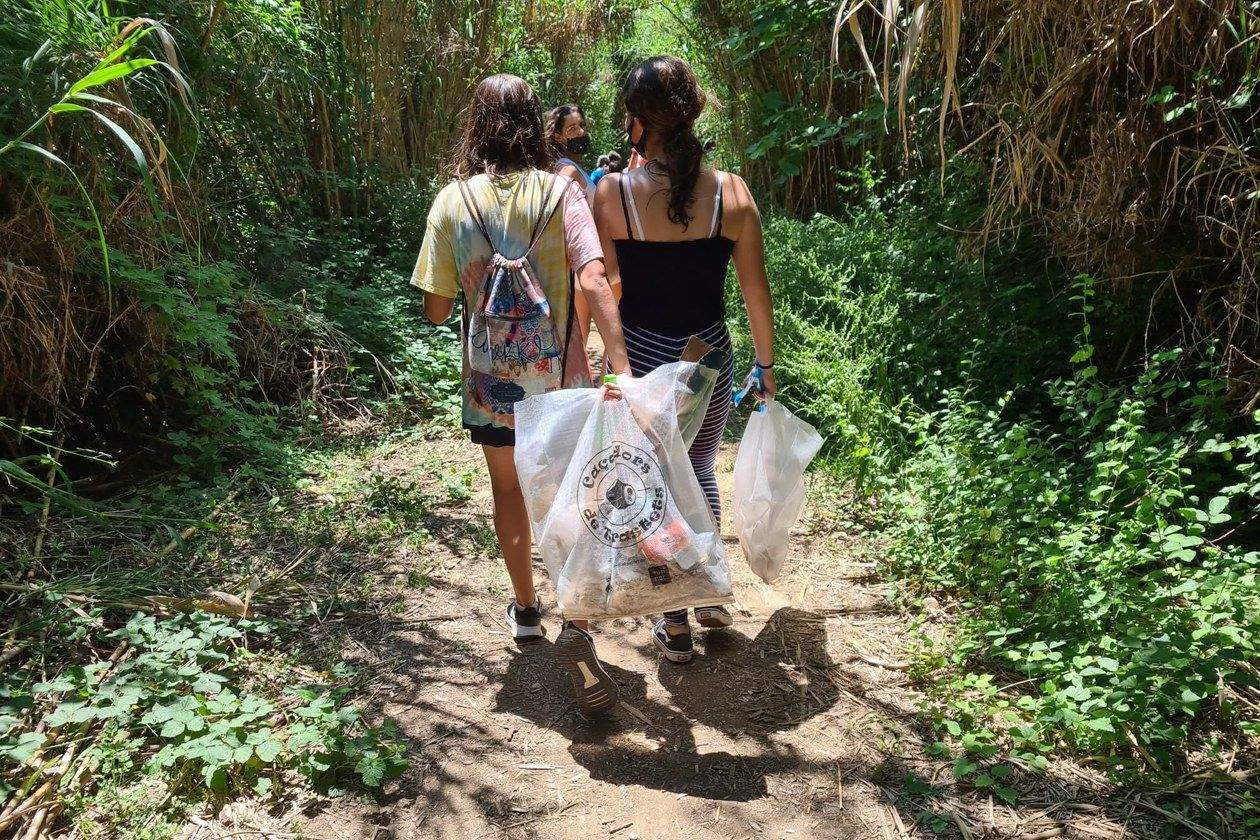 Onze centres educatius de Rubí fan una batuda de neteja de l'entorn natural. FOTO: Ajuntament de Rubí