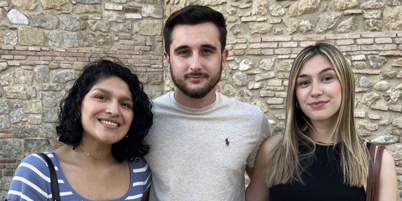 La Nayeli, l'Ivan i la Júlia; un grup de joves rubinencs. Foto: Pablo Sánchez-Montañés La Nayeli, l'Ivan i la Júlia; un grup de joves rubinencs. Foto: Pablo Sánchez-Montañés