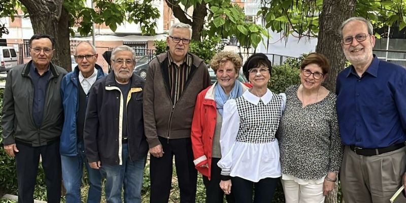 D'esquerra a dreta: El Francesc, el Paco, el Jordi C., el Jordi T., la Pilar, la Maria Teresa, la Ramona i el Rafael. D'esquerra a dreta: El Francesc, el Paco, el Jordi C., el Jordi T., la Pilar, la Maria Teresa, la Ramona i el Rafael.