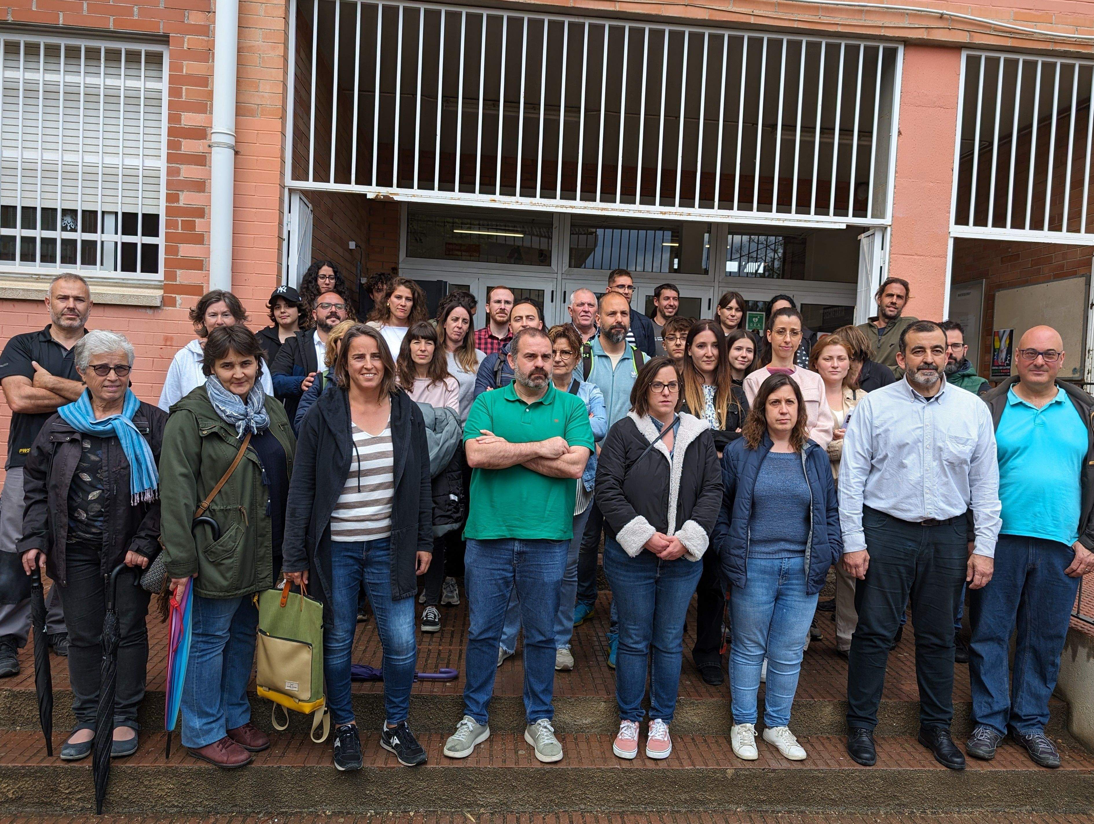 La comunitat educativa del Duc de Montblanc, del costat de la directora. FOTO: Estela Luengo