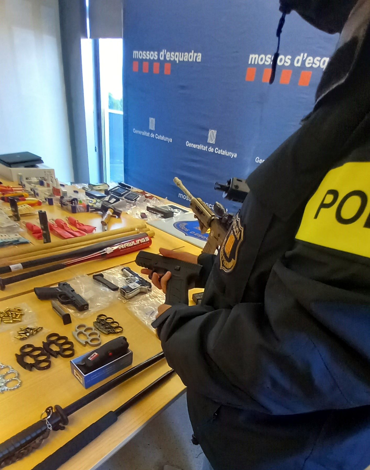Diners i armes decomissats al grup criminal que feia desocupacions extrajudicials. FOTO: Mossos d'Esquadra